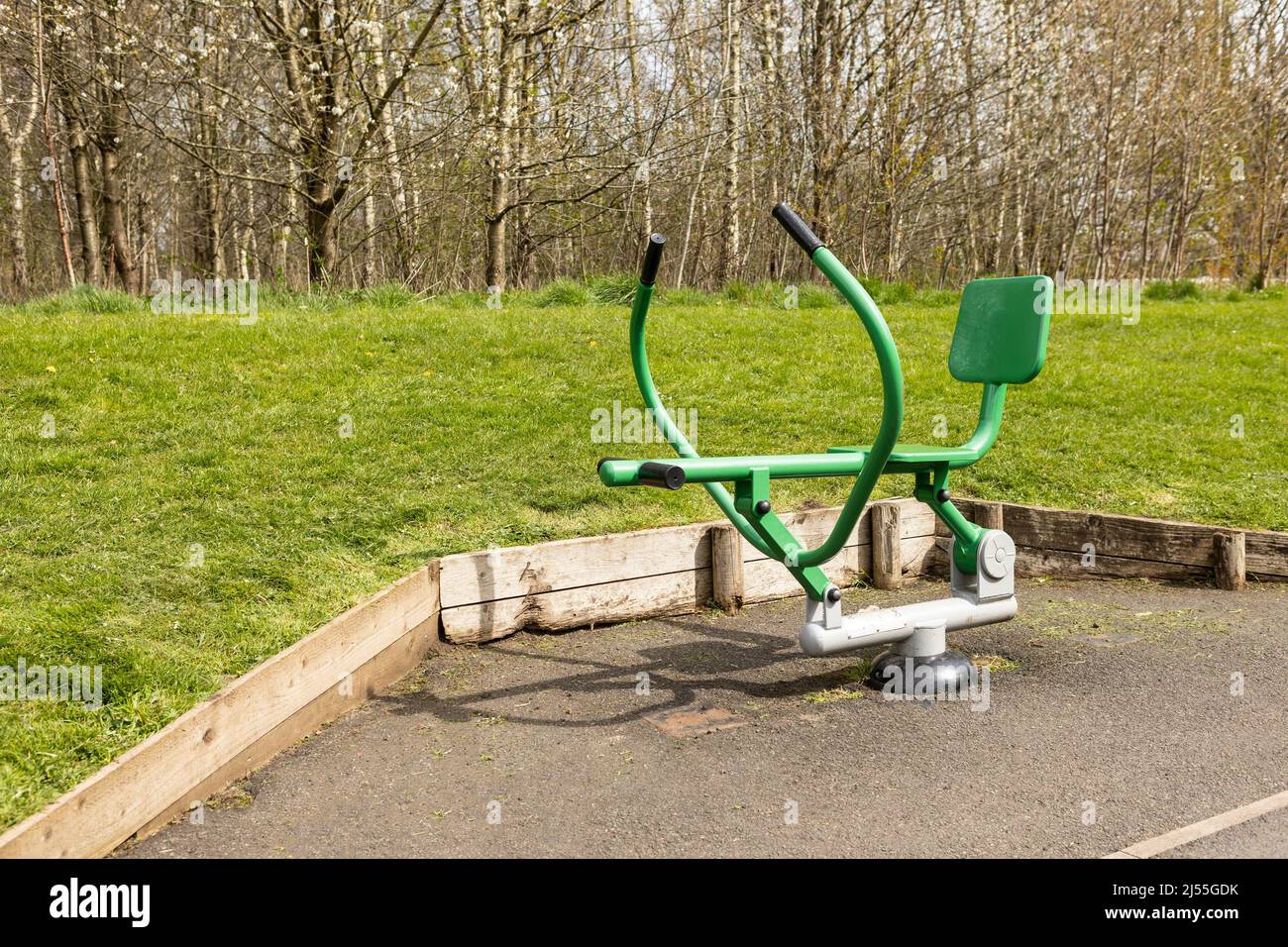 Newcastle-Under-Lyme ,Staffordshire-royaume-uni ,11-04-2022 tous temps libre pour utiliser l'équipement de fitness extérieur à la vallée de la Lyme parc urbain Newcastle Banque D'Images