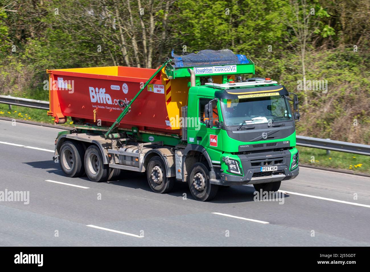 2017 Green Volvo FM Biffa Skip lorry, Broughton, KwikCova; Biffa, gestion des déchets, véhicules à ordures, véhicules municipaux, chariots à poussière, chariots à poussière remis à neuf, recyclage de chariots élévateurs à benne, Véhicules à ordures, véhicules municipaux, chariots à poussière, chariots à poussière remis à neuf, élévateurs à benne Preston, Lancashire, Royaume-Uni en voiture sur la M61 près de Manchester, Royaume-Uni Banque D'Images