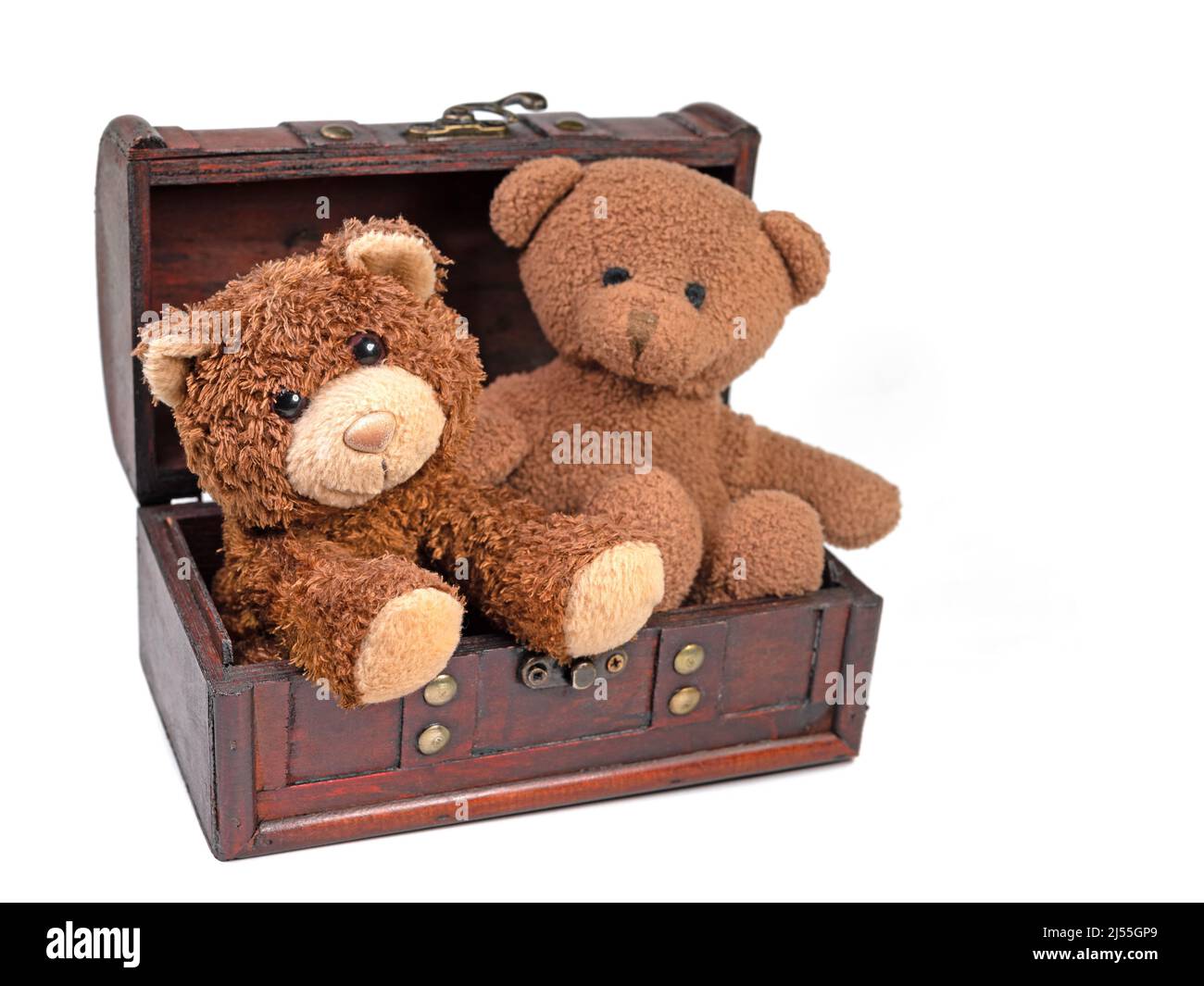 Deux ours en peluche dans une poitrine en bois Banque D'Images