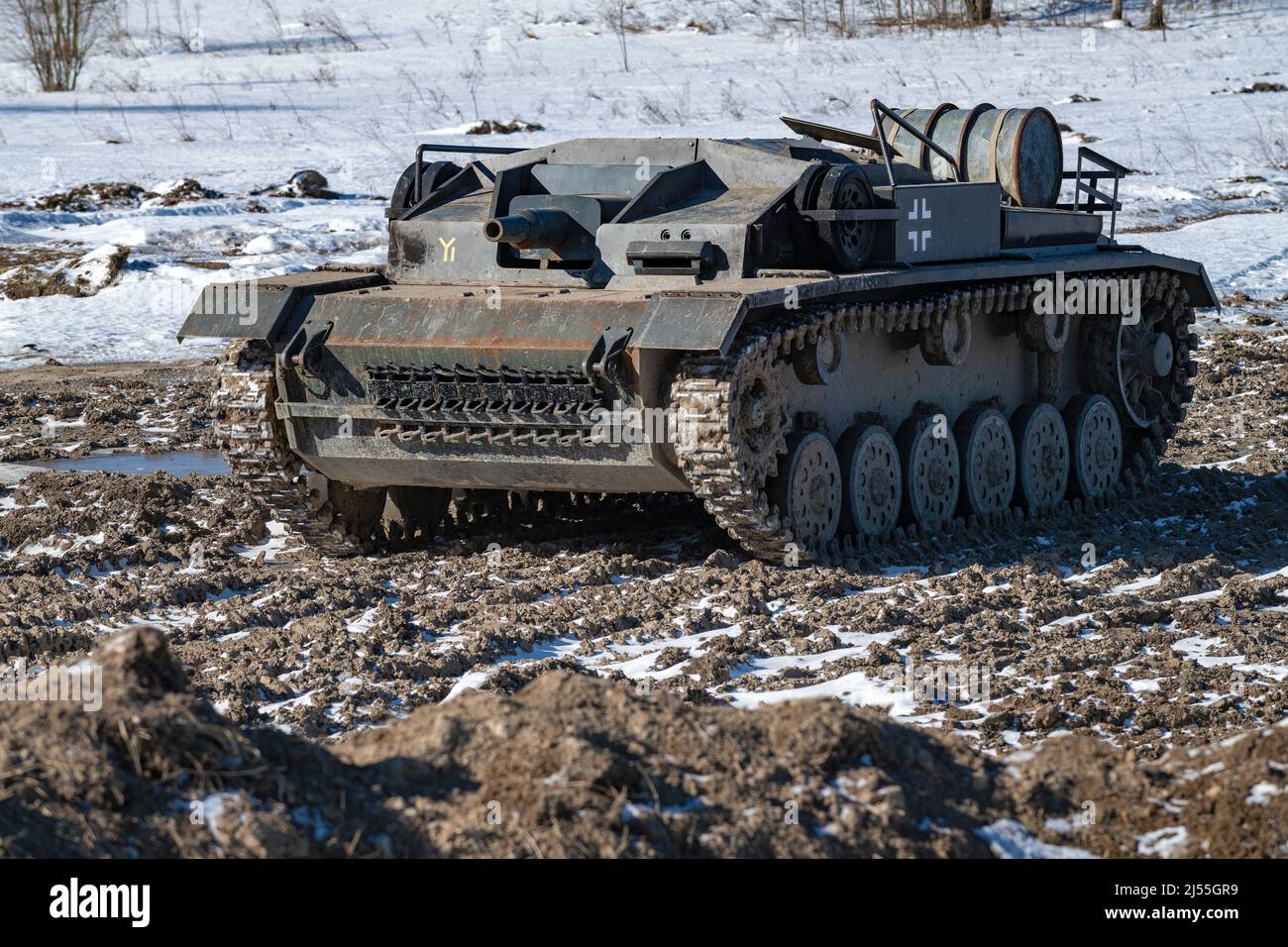 KRASNOE SELO, RUSSIE - 27 MARS 2022: Fusil d'assaut automoteur Sturmgeschütz III (StuG III) sur une portée de char le jour de mars ensoleillé. Historique militaire Banque D'Images