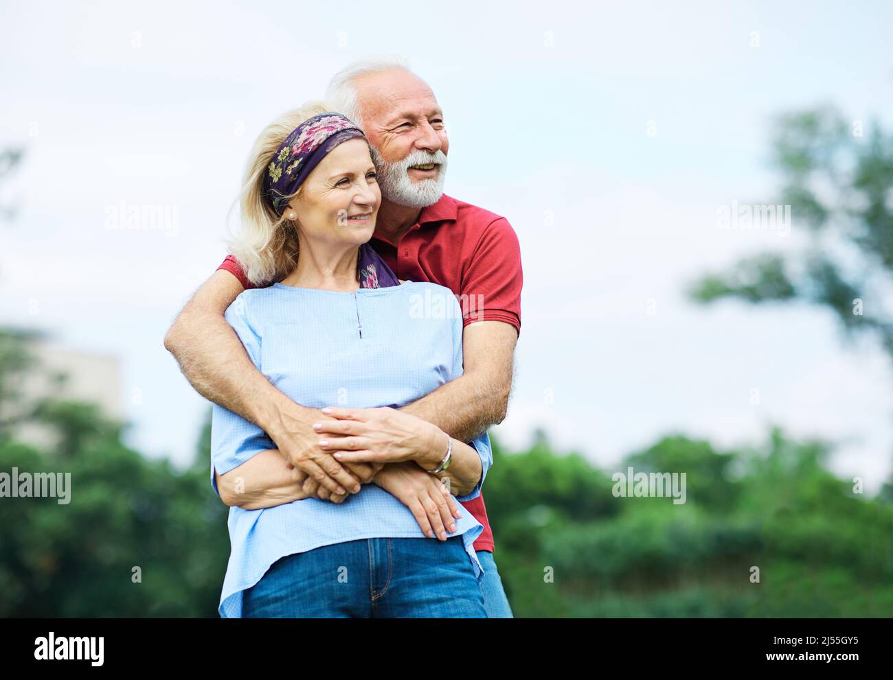 couple senior heureux vieux amour ensemble retraite style de vie souriant homme femme mature plaisir Banque D'Images