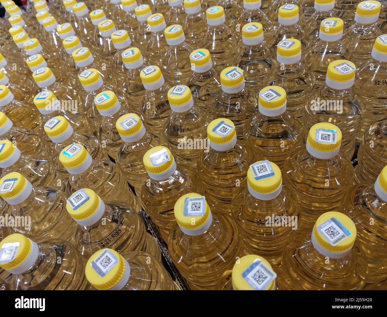 Fond avec beaucoup de palme ou d'huile d'olive en bouteilles. Supermarché vendre des bouteilles d'huile sur les étagères arrière-plan, beaucoup de cuisson des bouteilles d'huile végétale vente sur TH Banque D'Images