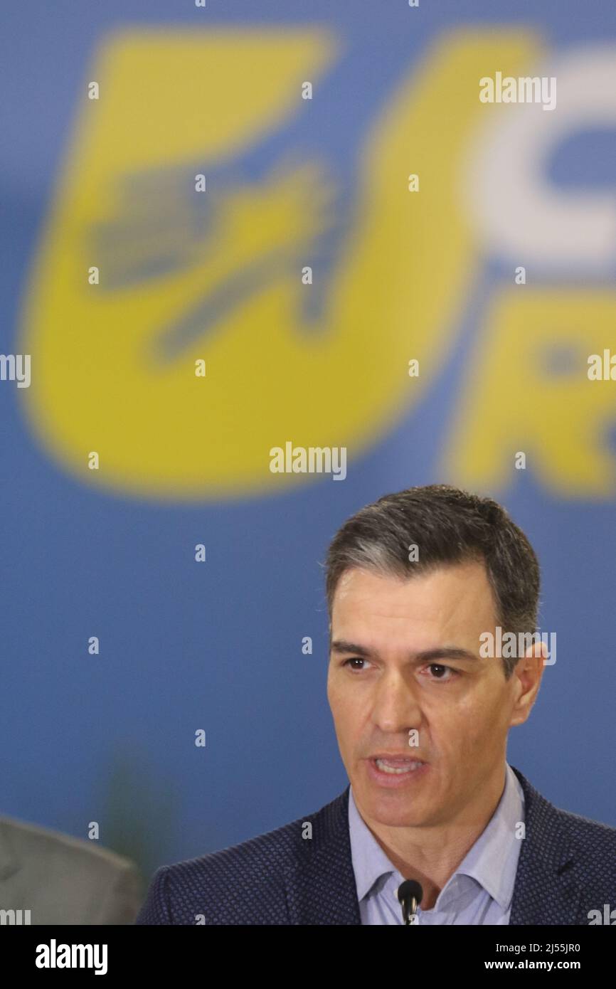 20 avril 2022: 20 avril 2022 (Malaga) le Président du Gouvernement, Pedro Sánchez, visite le centre de réfugiés équipé pour l'accueil, l'attention et le renvoi de citoyens ukrainiens fuyant l'invasion russe de l'Ukraine. Le Gouvernement espagnol a accordé par l'intermédiaire de la police nationale de Malaga un total de 1 928 permis de protection temporaire aux personnes déplacées par l'invasion russe en Ukraine depuis l'ouverture, le 6 avril, du Centre d'accueil, de soins et d'orientation (Creade) des réfugiés ukrainiens de la capitale de Malaga. En outre, 1 223 numéros d'adhésion à la sécurité sociale ont été Banque D'Images