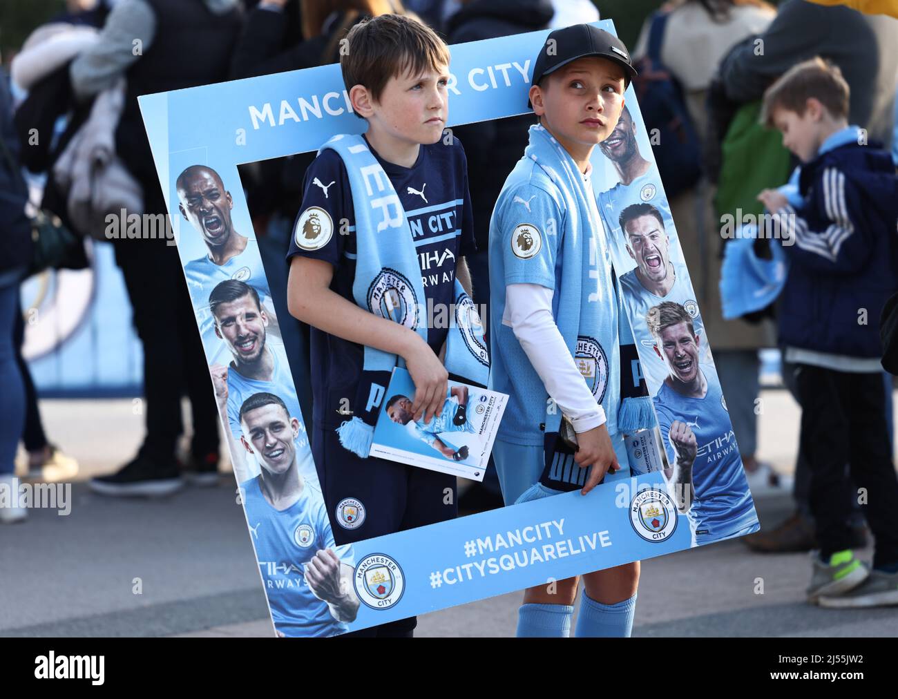 Manchester, Angleterre, 20th avril 2022. Les fans de Manchester City avant le match de la Premier League au Etihad Stadium de Manchester. Le crédit photo doit être lu : Darren Staples / Sportimage Banque D'Images