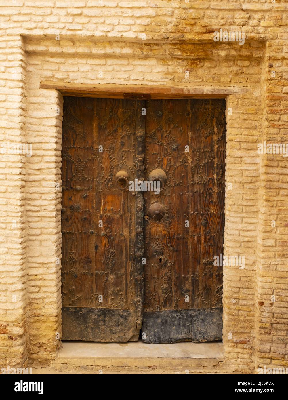 Porte traditionnelle dans la médina de Tozeur, Tunisie Banque D'Images
