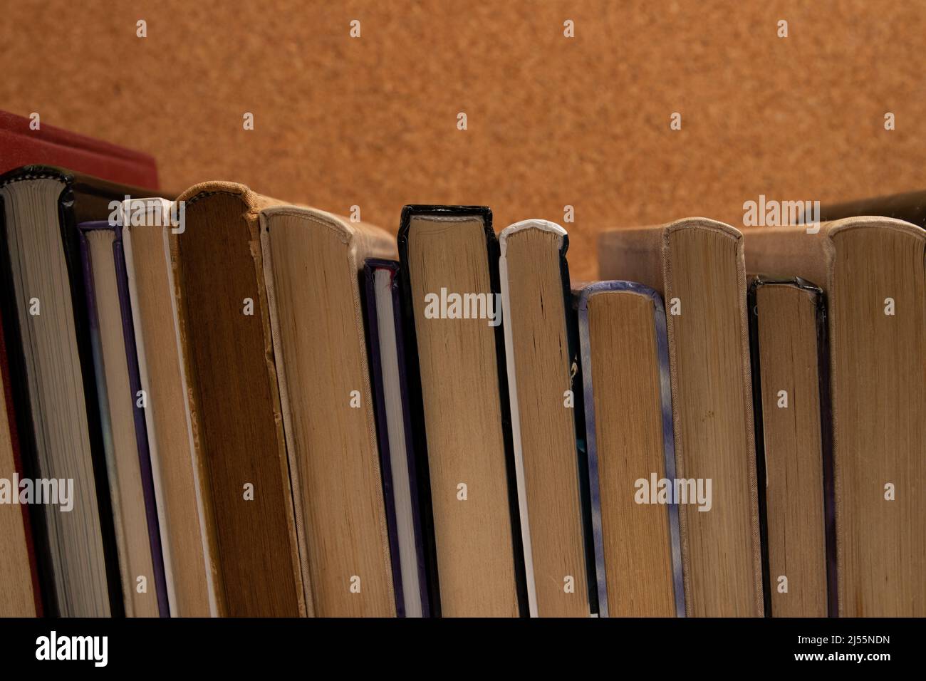 Livres de couverture sur fond de liège Banque D'Images