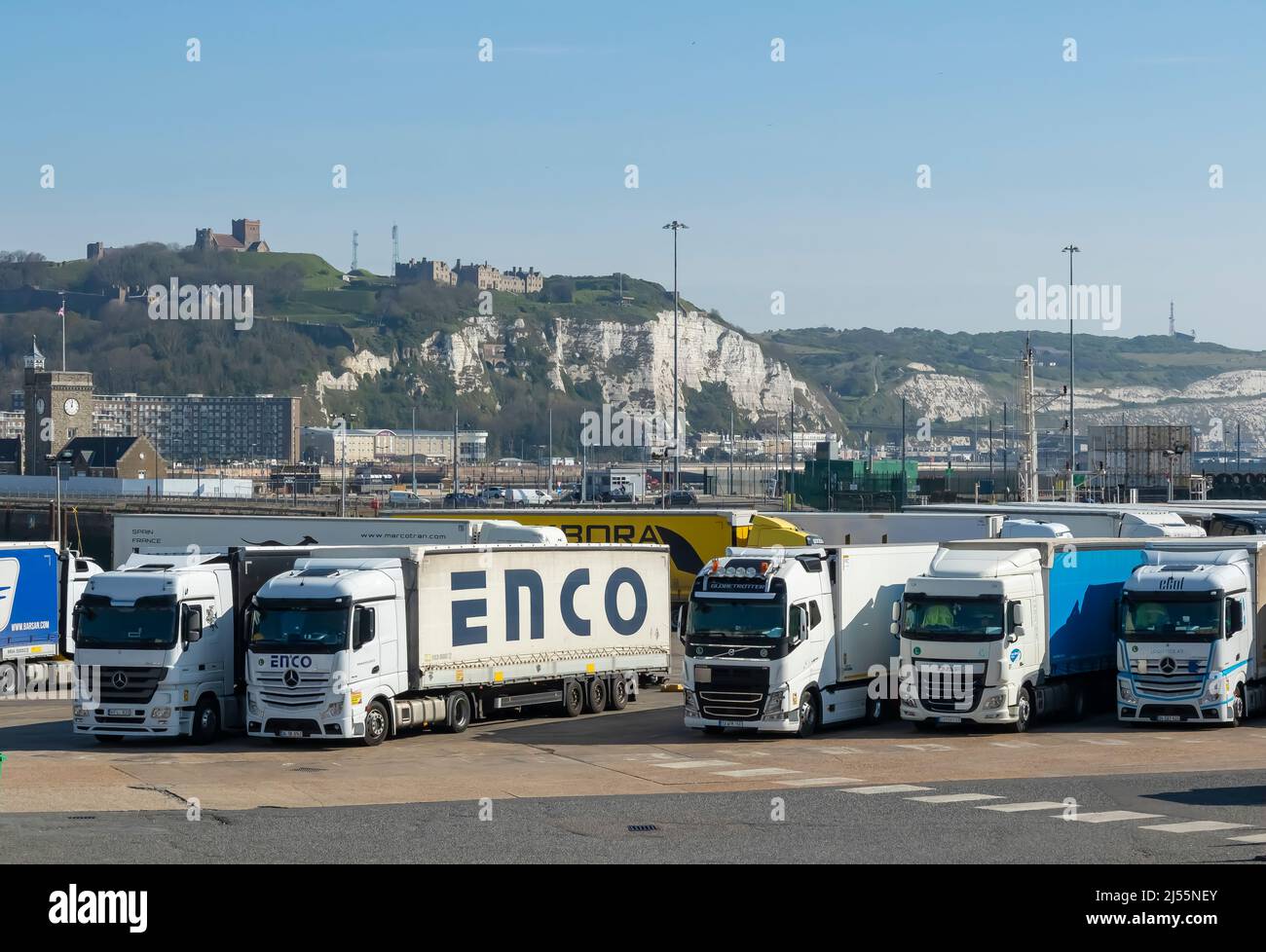 Royaume-Uni / Kent / Douvres ; avril/20/2022 ; camions attendant au centre de dédouanement de Motis et parking pour camions Banque D'Images