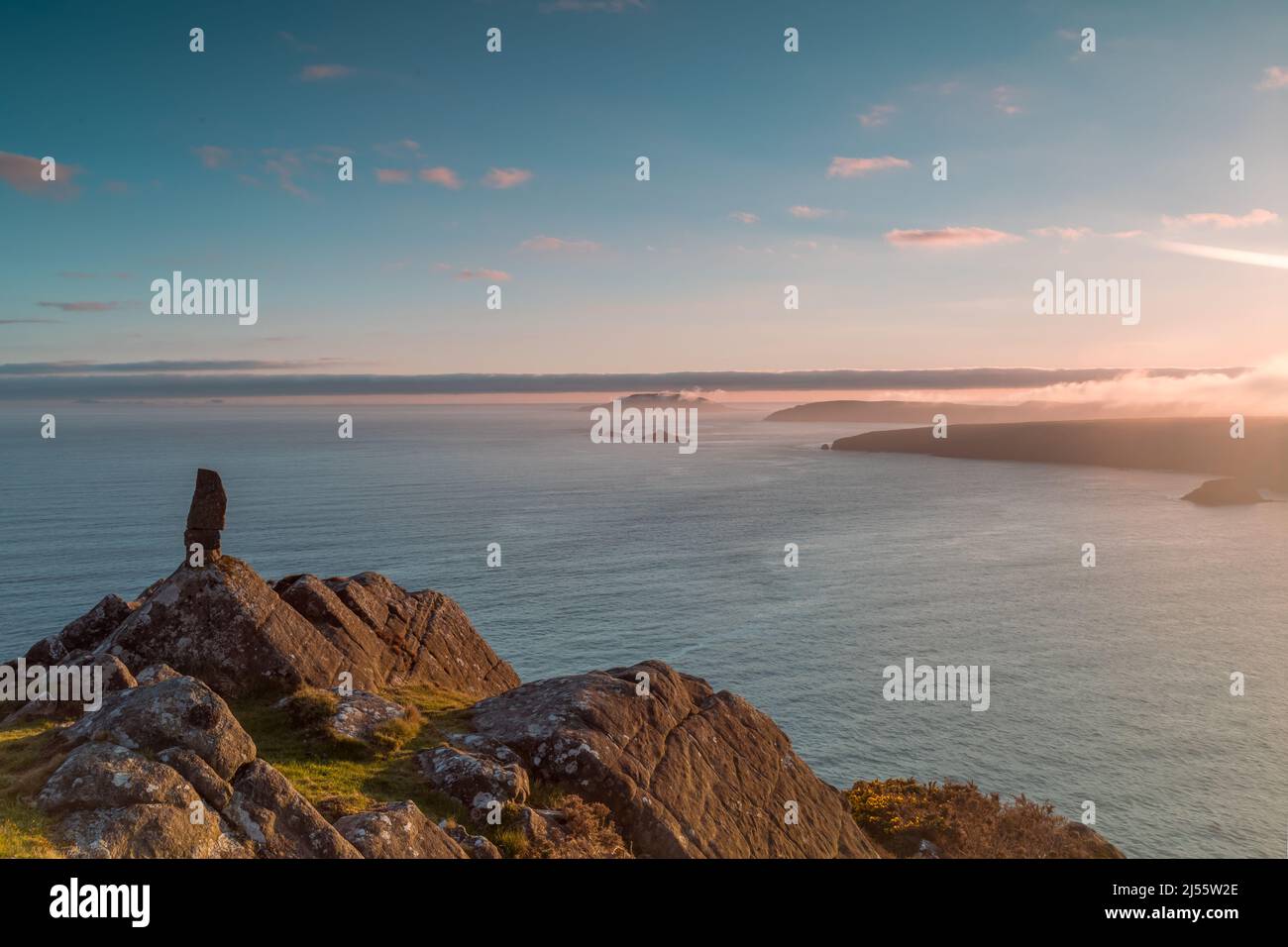 La côte près d'Aberdaron, avec Ynys Enlli (île de Bardsey) et Porth Ysgo avec, de Trwyn Talfarach Banque D'Images