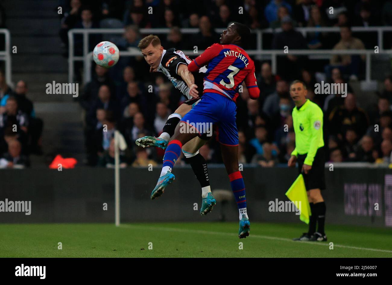 NEWCASTLE UPON TYNE, ROYAUME-UNI. AVR 20TH. Emil Krafth de Newcastle United remporte un titre contre Tyrick Mitchell de Crystal Palace lors du match de la première ligue entre Newcastle United et Crystal Palace à St. James's Park, Newcastle, le mercredi 20th avril 2022. (Crédit : Michael Driver | MI News) crédit : MI News & Sport /Alay Live News Banque D'Images