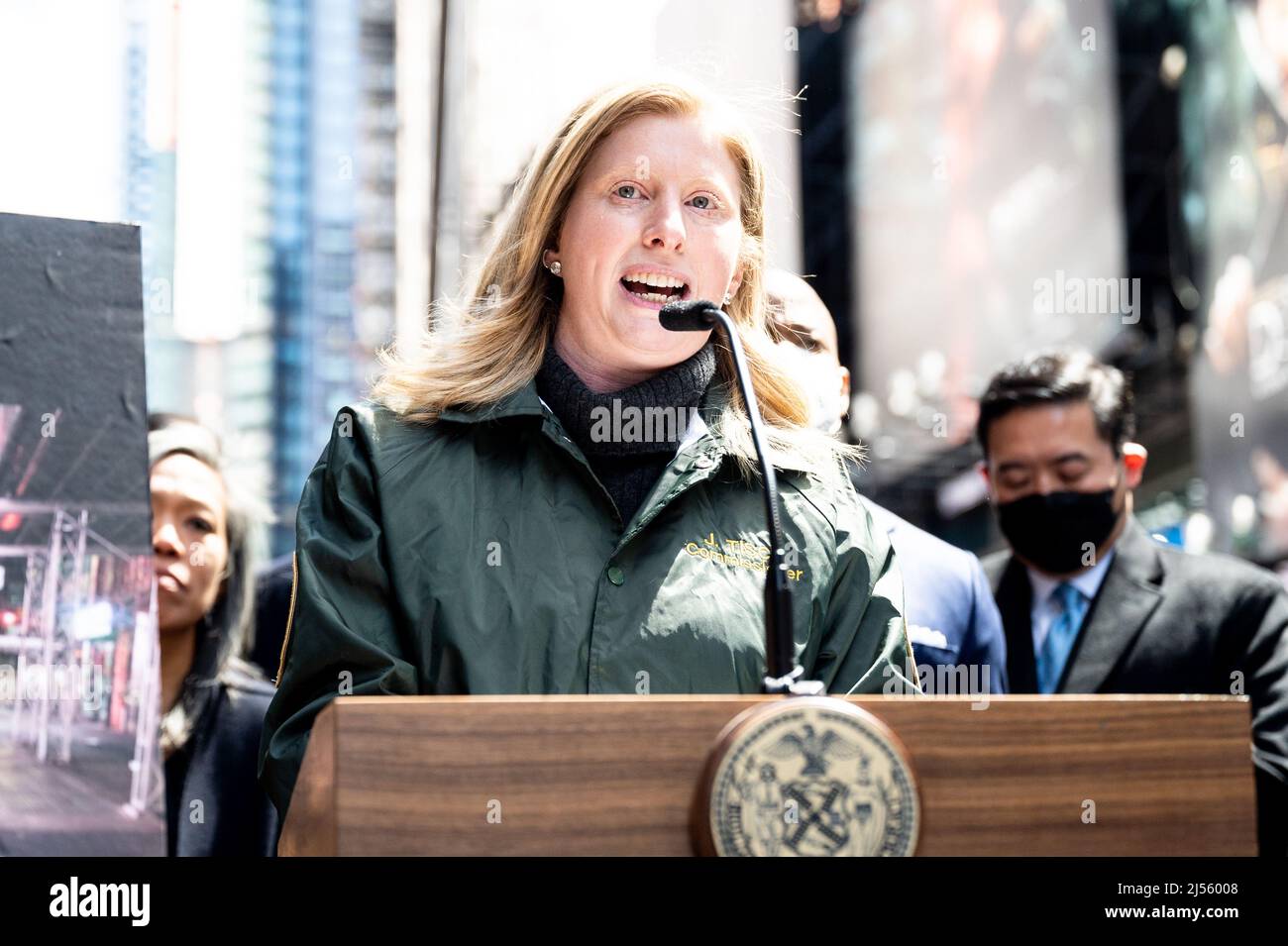 New York, États-Unis. 20th avril 2022. Jessica Tisch, commissaire du Département de l'assainissement de la ville de New York (DSNY), parle lors d'une conférence de presse des premières poubelles conteneurisées de New York dans un quartier commercial. Crédit : SOPA Images Limited/Alamy Live News Banque D'Images