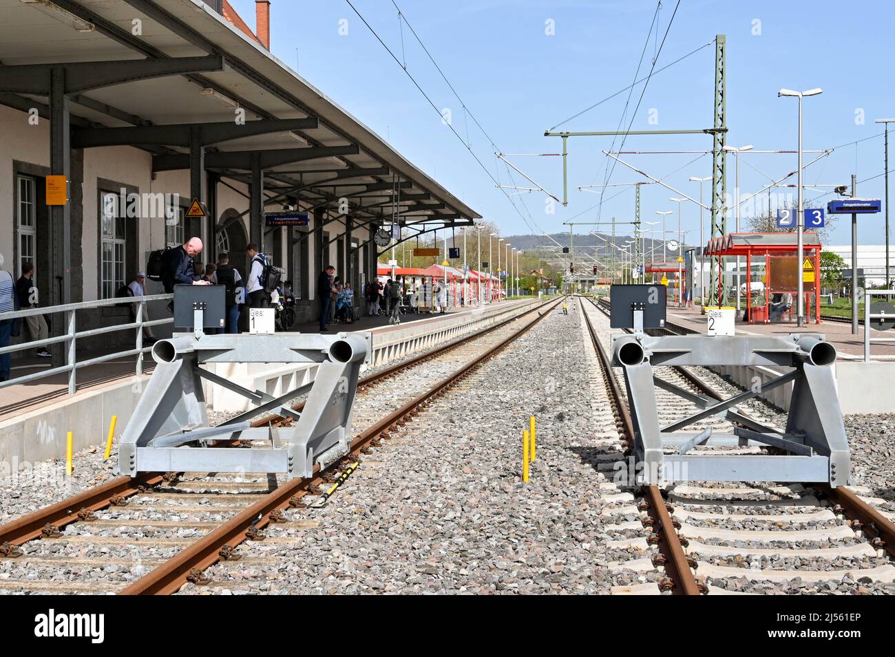 Breisach, Allemagne - avril 2022 : passagers en attente sur la plate-forme de la gare de Breisach, qui est le terminus de la ligne Banque D'Images