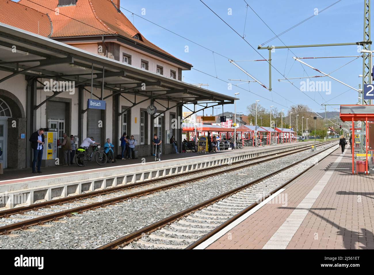Breisach, Allemagne - avril 2022 : passagers attendant un train sur la plate-forme de la gare de Breisach Banque D'Images