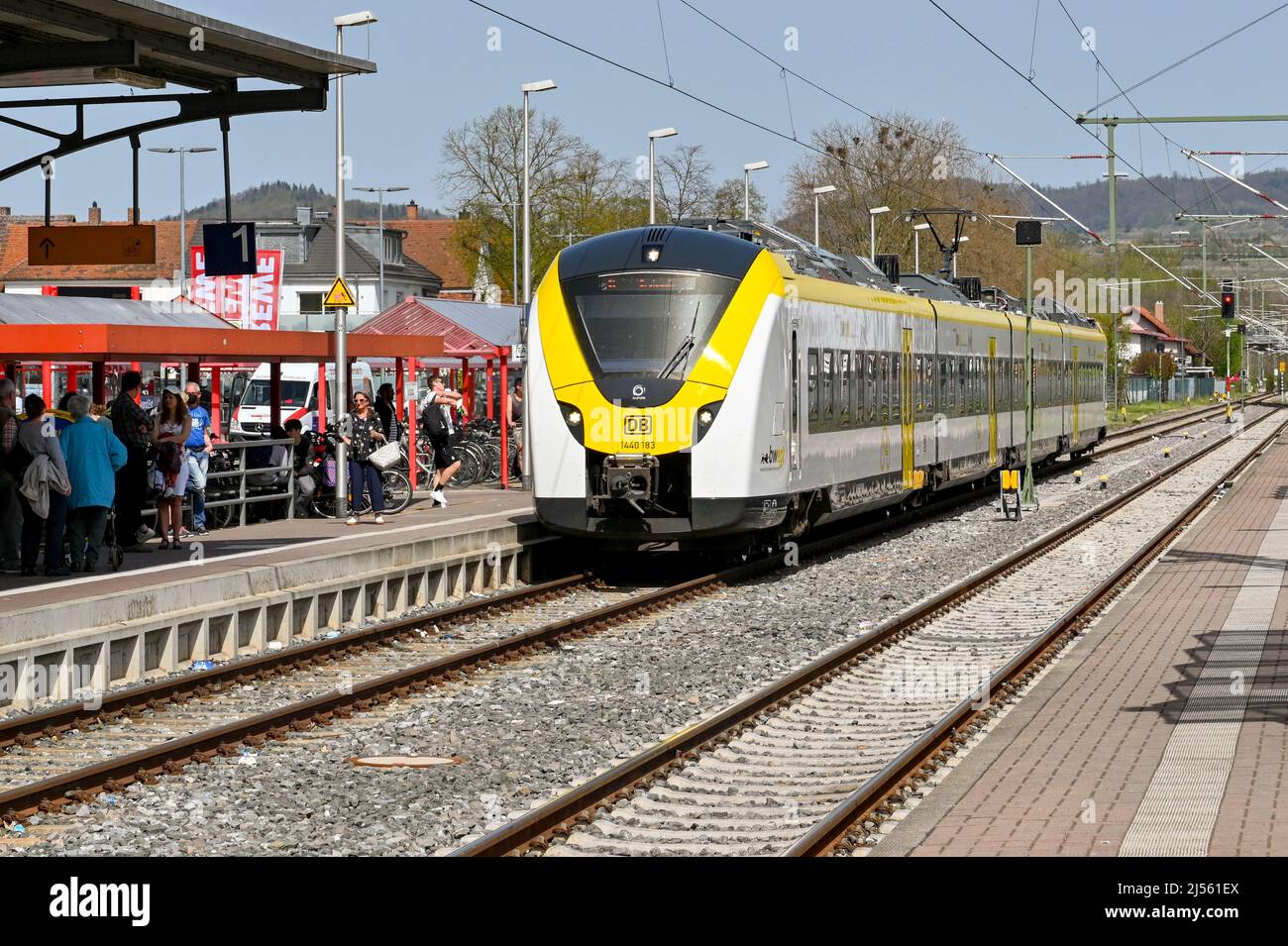 Breisach, Allemagne - avril 2022 : train de banlieue électrique moderne arrivant à la gare de Breisach, terminus de la ligne. Banque D'Images