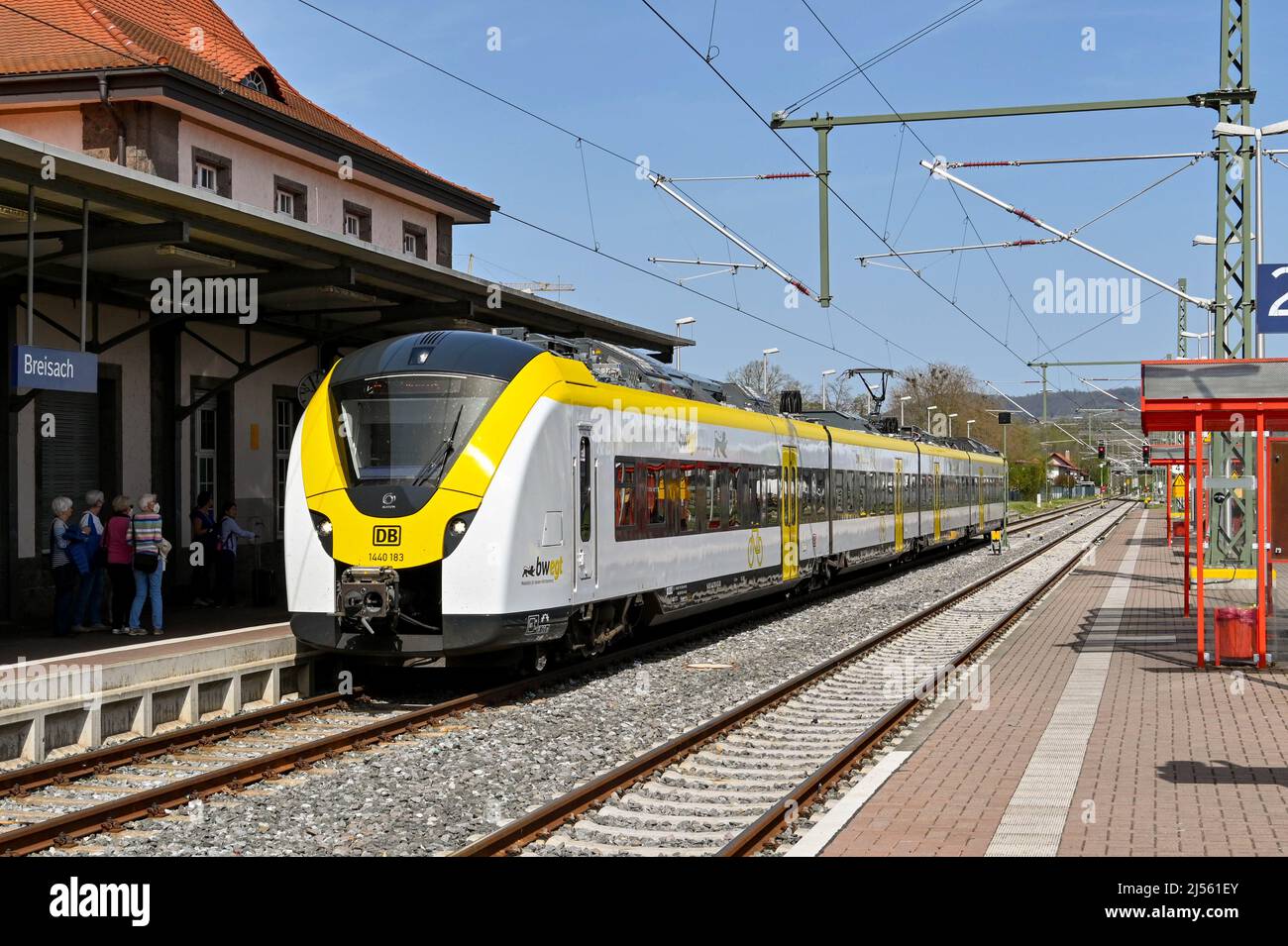 Breisach, Allemagne - avril 2022 : train de banlieue électrique moderne arrivant à la gare de Breisach, terminus de la ligne. Banque D'Images