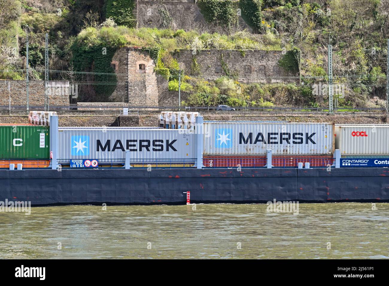 Koblenz, Allemagne – avril 2022 : vue rapprochée des conteneurs d'expédition sur une barge industrielle naviguant sur le Rhin Banque D'Images