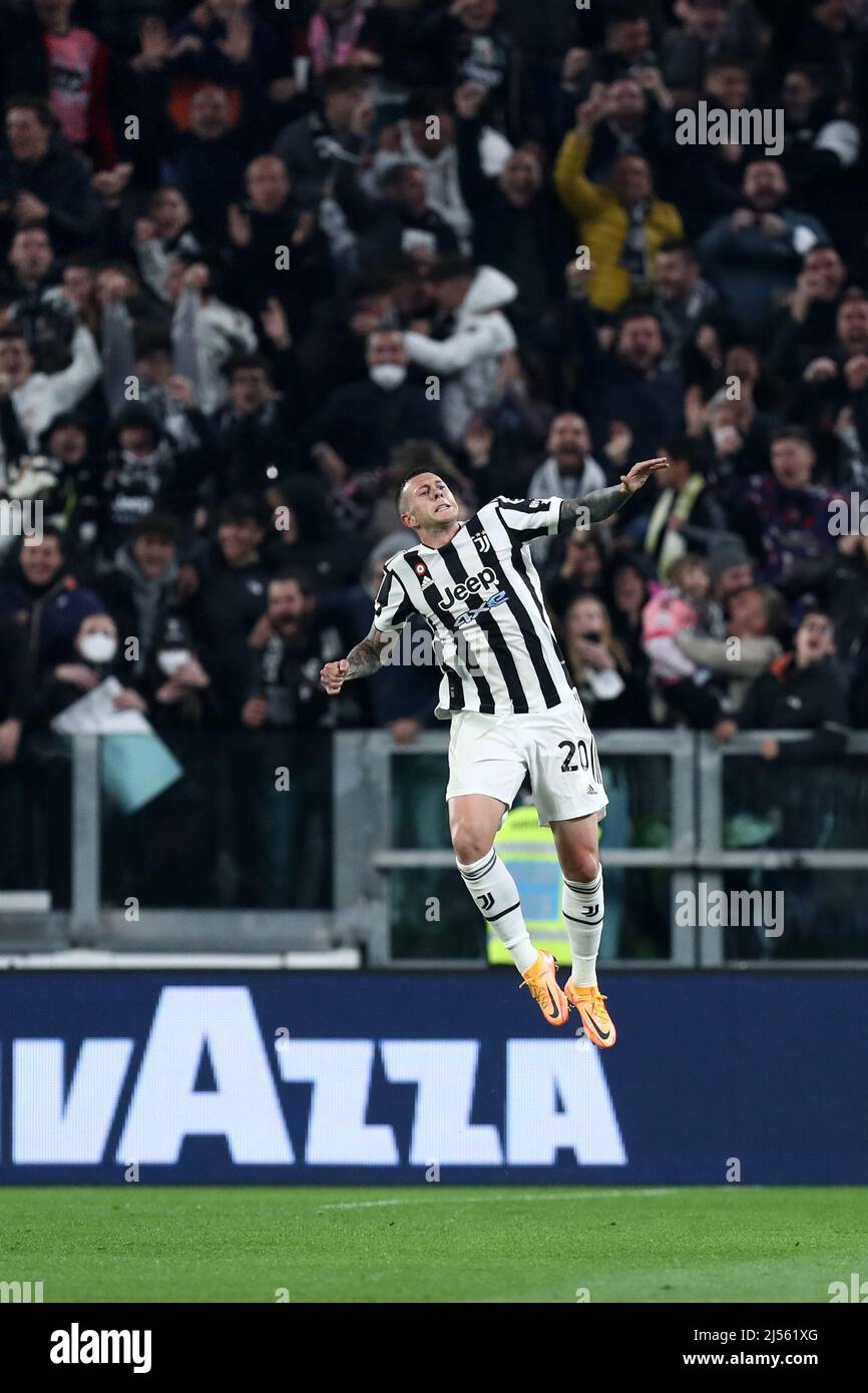 Turin, Italie, 20 avril 2022, , Federico Bernardeschi de Juventus FC fête ses célébrations après avoir marquant le premier but de son équipe lors de la demi-finale 2nd jambes de Coppa Italia entre Juventus FC et ACF Fiorentina au stade Allianz le 20 avril 2022 à Turin, en Italie. Banque D'Images