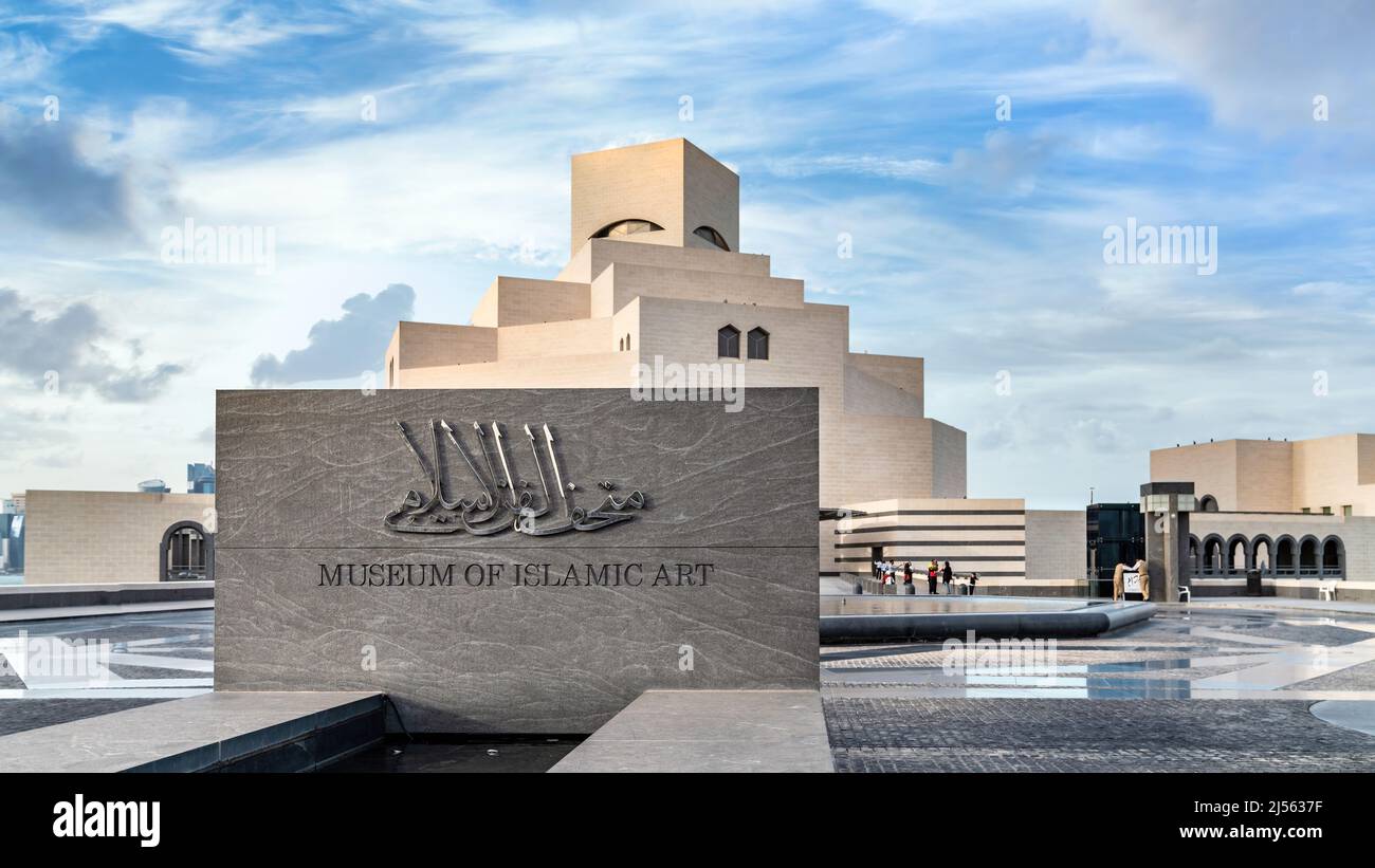 Doha, Qatar - février 2019: Musée de l'art islamique signalisation. Conçu par le célèbre architecte im PEI, situé à Doha Corniche. Banque D'Images