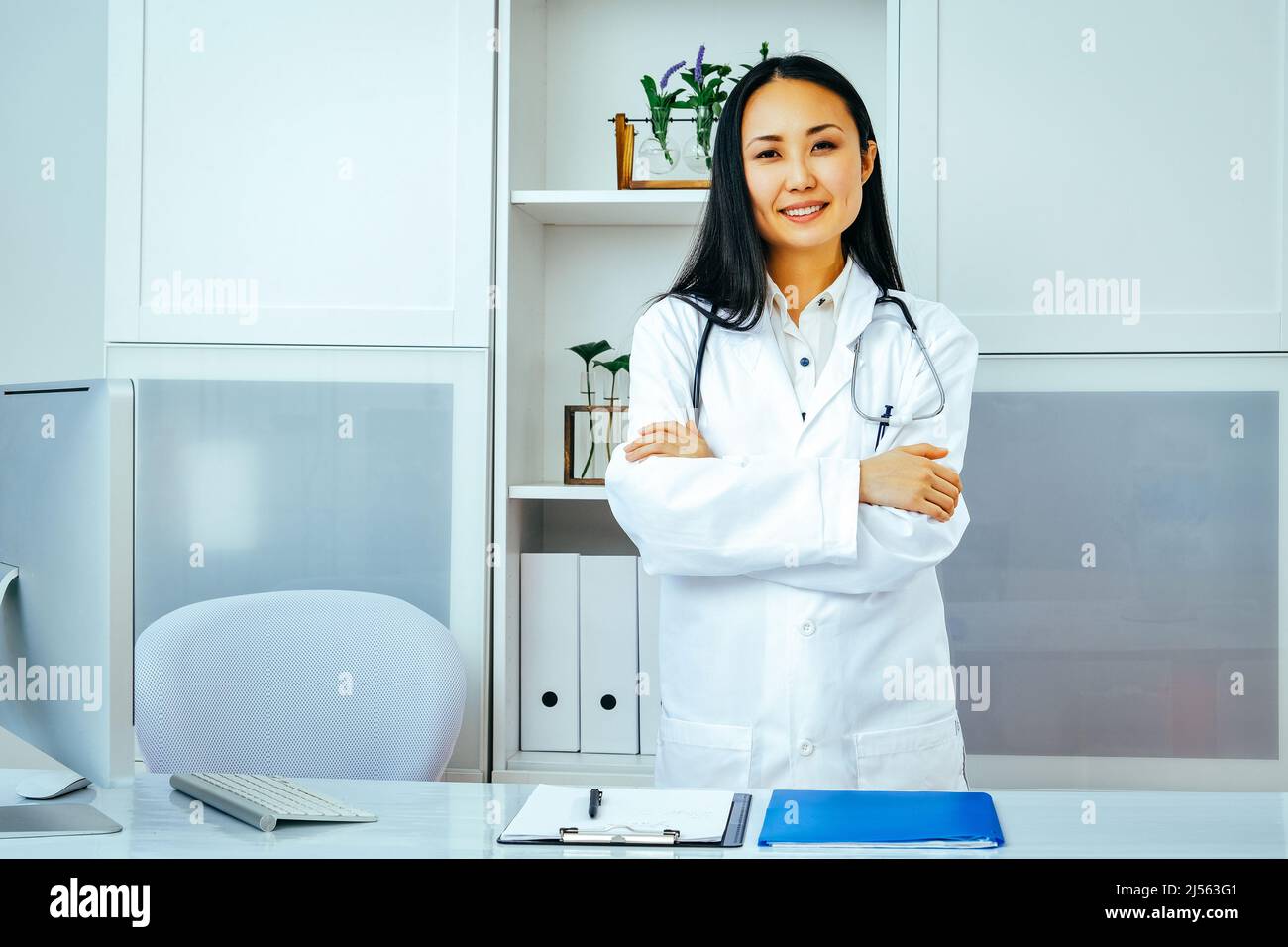 portrait d'une jeune femme médecin souriant regardant la caméra dans un hôpital. industrie de la santé Banque D'Images