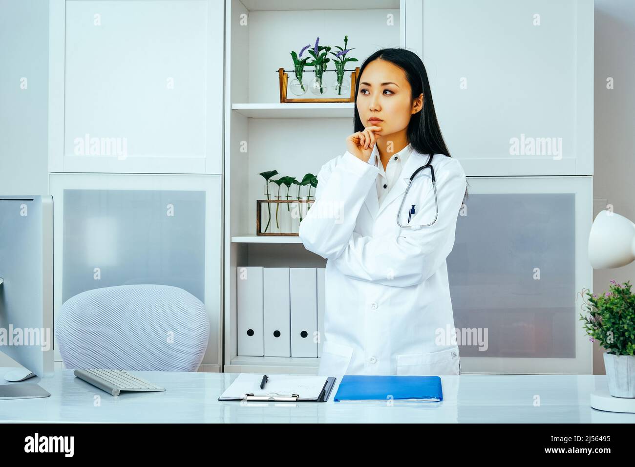 Portrait d'une femme asiatique médecin médecin praticien un bureau médical. Industrie de la santé Banque D'Images