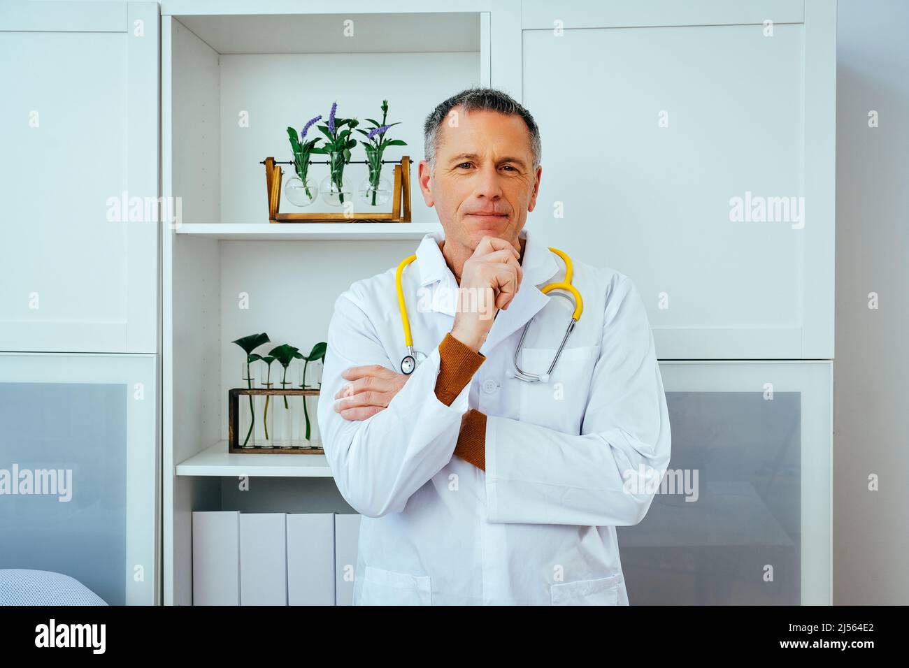 portrait en gros plan de pensif homme médecin médecin traitant en blouse de laboratoire avec l'industrie de la santé de stéthoscope Banque D'Images