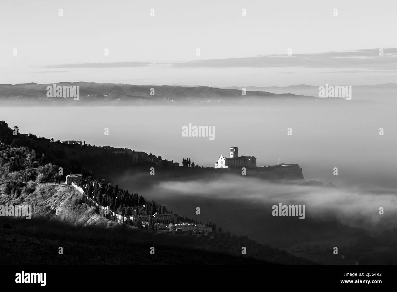 Vue sur Assise Ombrie Italie au-dessus d'une mer de brouillard Banque D'Images