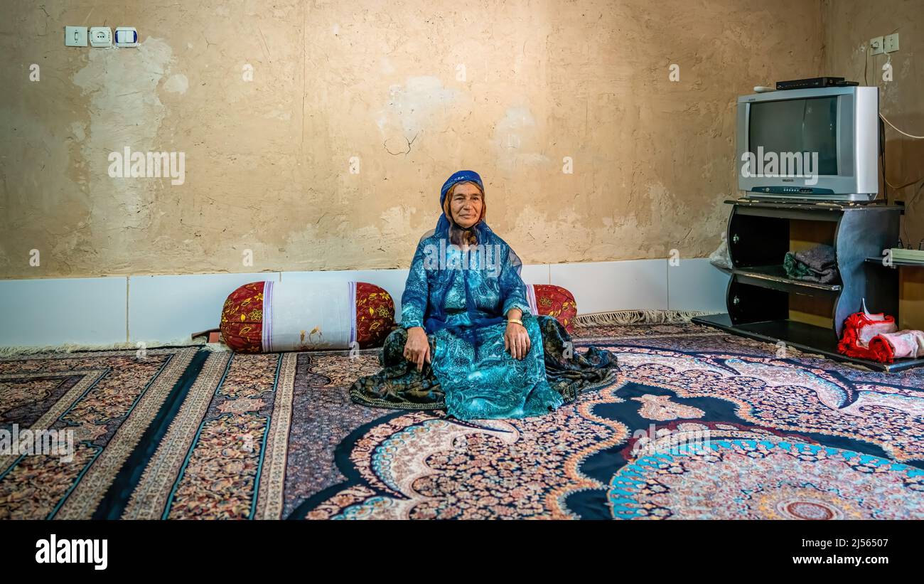 Shiraz, Iran - Mai 2019: Femme turque de Qashqai portant une robe traditionnelle dans sa maison Banque D'Images