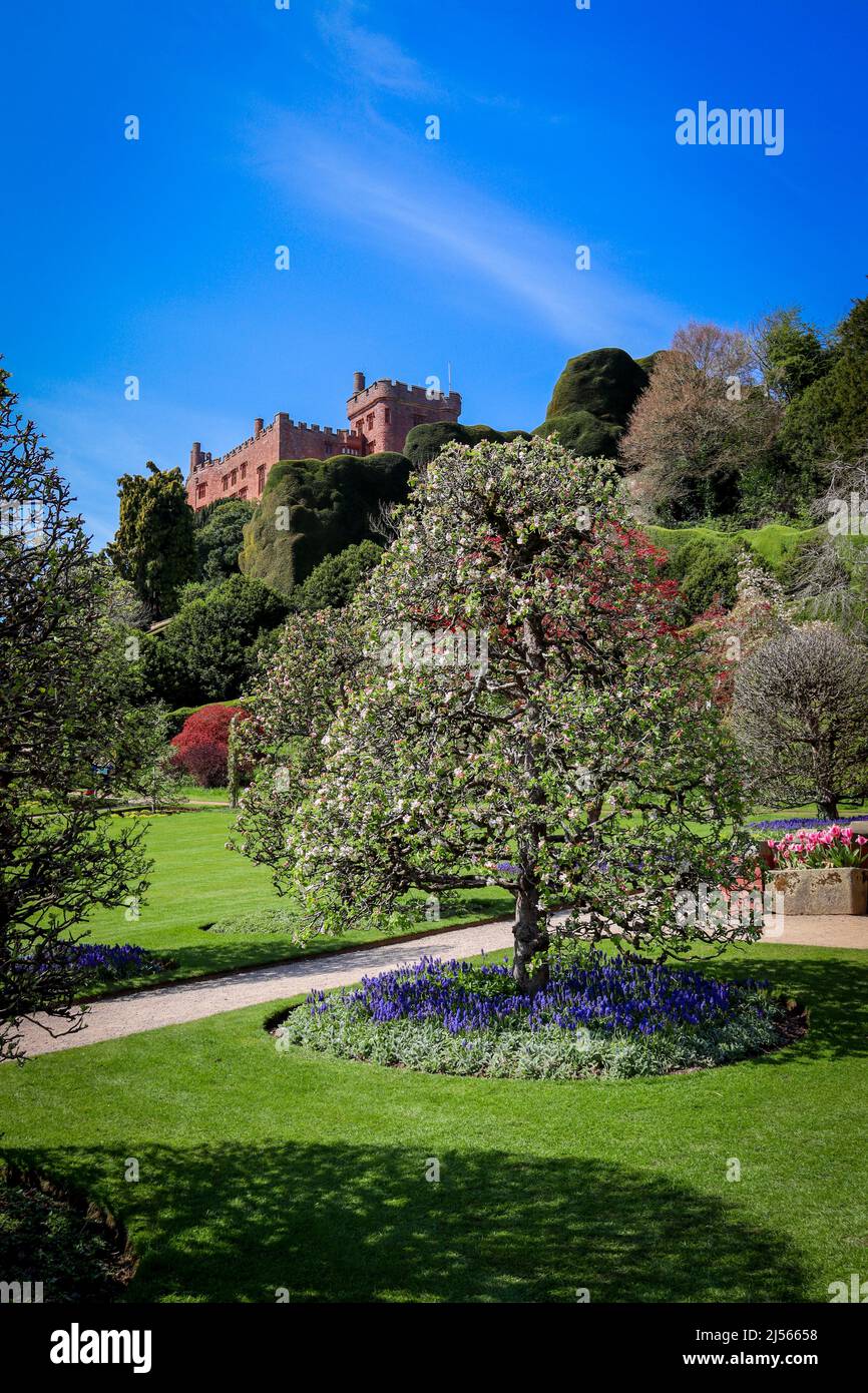 Château de Powis sur une colline et beau jardin en terrasse Banque D'Images