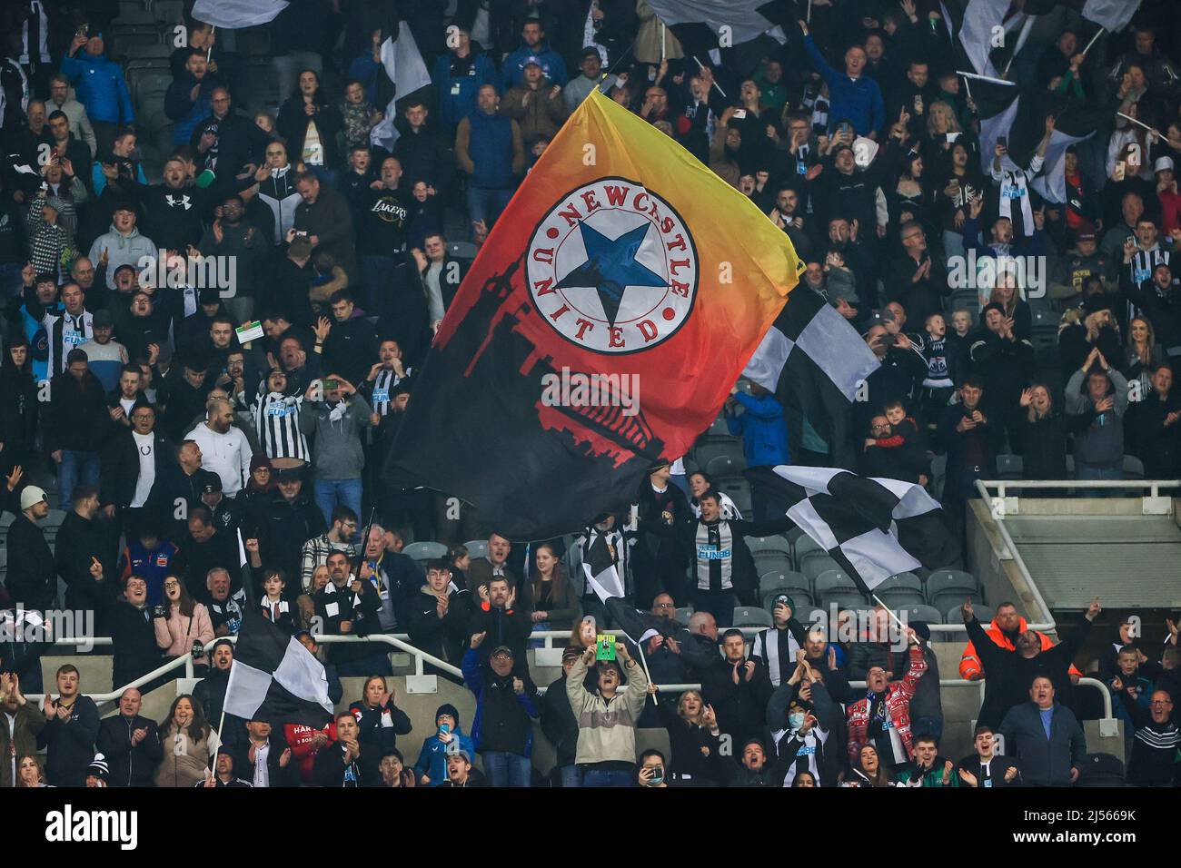 Les fans de Newcastle United branle des drapeaux et célèbrent en tant que Newcastle United gagne 1- 0 in, le 4/20/2022. (Photo de Mark Cosgrove/News Images/Sipa USA) crédit: SIPA USA/Alay Live News Banque D'Images