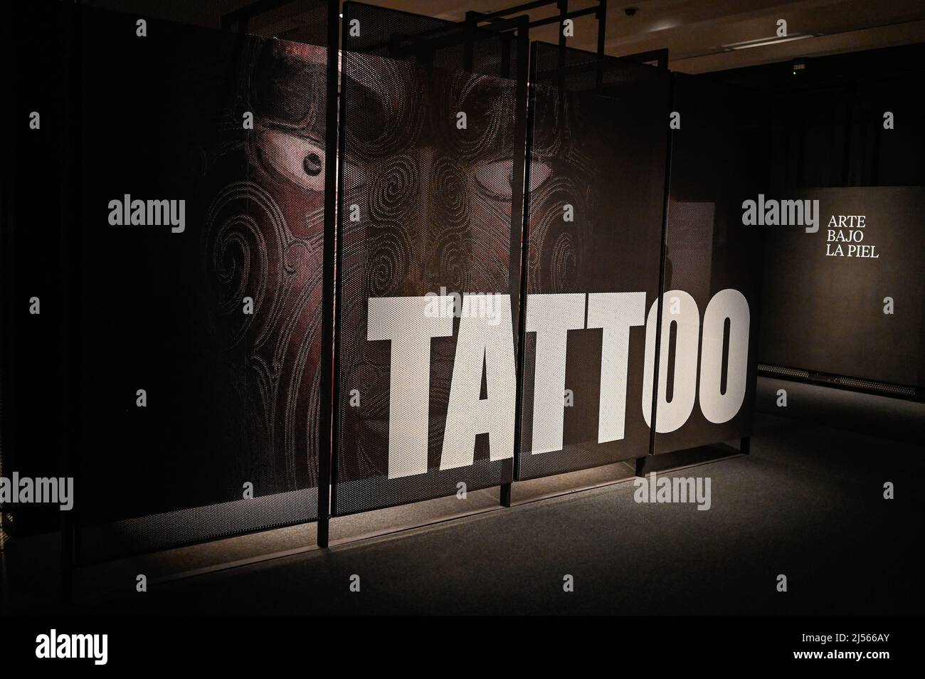 'Tatouage. Art under the Skin' à CaixaForum Madrid, la plus grande exposition jamais consacrée à l'histoire du tatouage, produite et organisée par le Musée du Banque D'Images