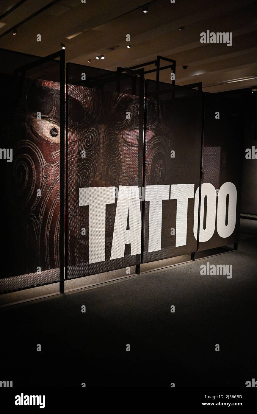 'Tatouage. Art under the Skin' à CaixaForum Madrid, la plus grande exposition jamais consacrée à l'histoire du tatouage, produite et organisée par le Musée du Banque D'Images