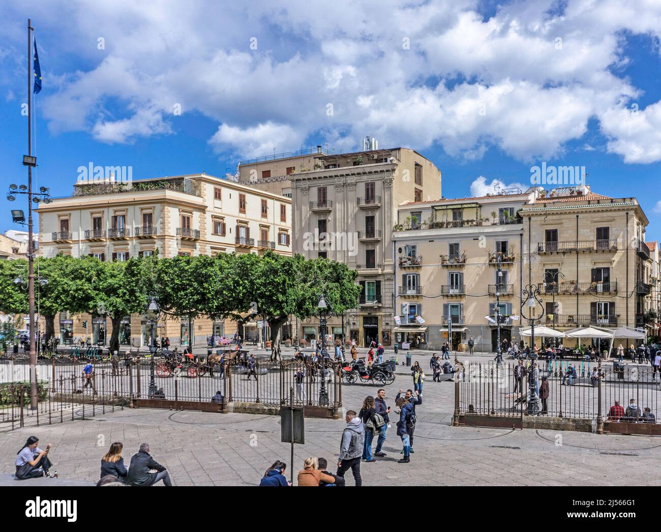 La place devant le Teatro Massimo sur la Piazza Verdi, Palerme, Sicile, Italie. Il y a des touristes. Banque D'Images