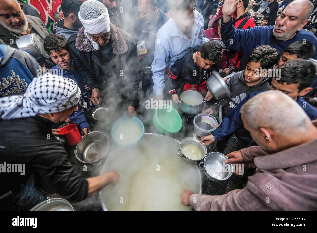 Gaza, Palestine. 20th avril 2022. Les Palestiniens reçoivent de la soupe gratuite pendant le ramadan dans le quartier de Shejaiya, dans la ville de Gaza. Les musulmans du monde entier célèbrent le Saint mois du Ramadan en priant pendant la nuit et en s'abstenant de manger et de boire entre le lever et le coucher du soleil. Ramadan est le neuvième mois du calendrier islamique et on croit que le premier verset du Coran a été révélé au cours de ses dix dernières nuits. (Credit image: © Yousef Masoud/SOPA Images via ZUMA Press Wire) Banque D'Images