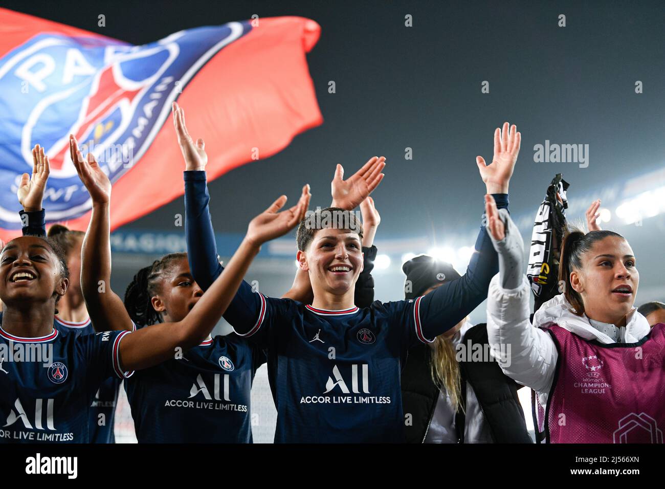 ELISA de Almeida et l'équipe du PSG célèbrent lors de la Ligue des champions des femmes de l'UEFA, quart de finale, match de football de 2nd jambes entre Paris Saint-G. Banque D'Images ELISA de Almeida et l'équipe du PSG célèbrent lors de la Ligue des champions des femmes de l'UEFA, quart de finale, match de football de 2nd jambes entre Paris Saint-G. Banque D'Images