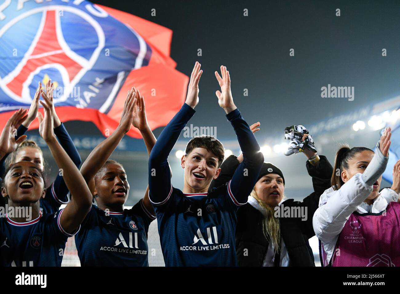 ELISA de Almeida et l'équipe du PSG célèbrent lors de la Ligue des champions des femmes de l'UEFA, quart de finale, match de football de 2nd jambes entre Paris Saint-G. Banque D'Images ELISA de Almeida et l'équipe du PSG célèbrent lors de la Ligue des champions des femmes de l'UEFA, quart de finale, match de football de 2nd jambes entre Paris Saint-G. Banque D'Images