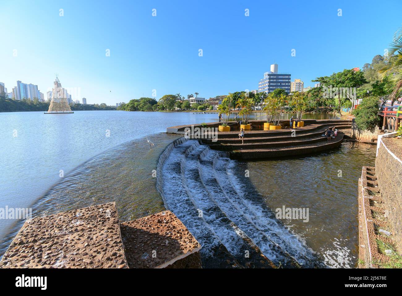 Londrina, PR, Brésil - 19 décembre 2021 : vue sur la cascade du lac Igapo. Destination touristique de Londrina. Banque D'Images