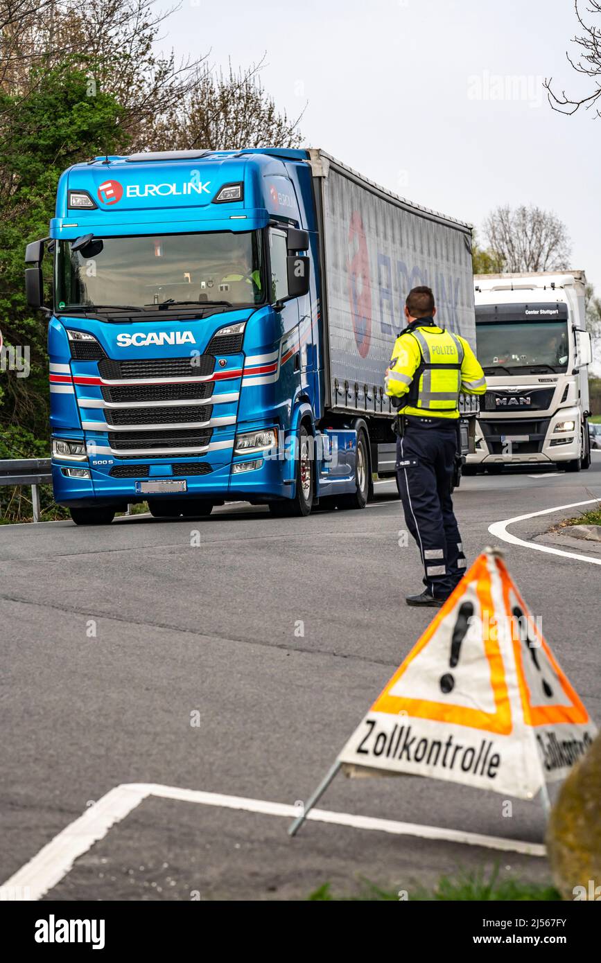 Contrôle conjoint des douanes et de la police, sur l'autoroute A3, en direction de Cologne, dans la zone de repos de Stindertal, contrôle de la contrebande, du vol, de la drogue et des Banque D'Images