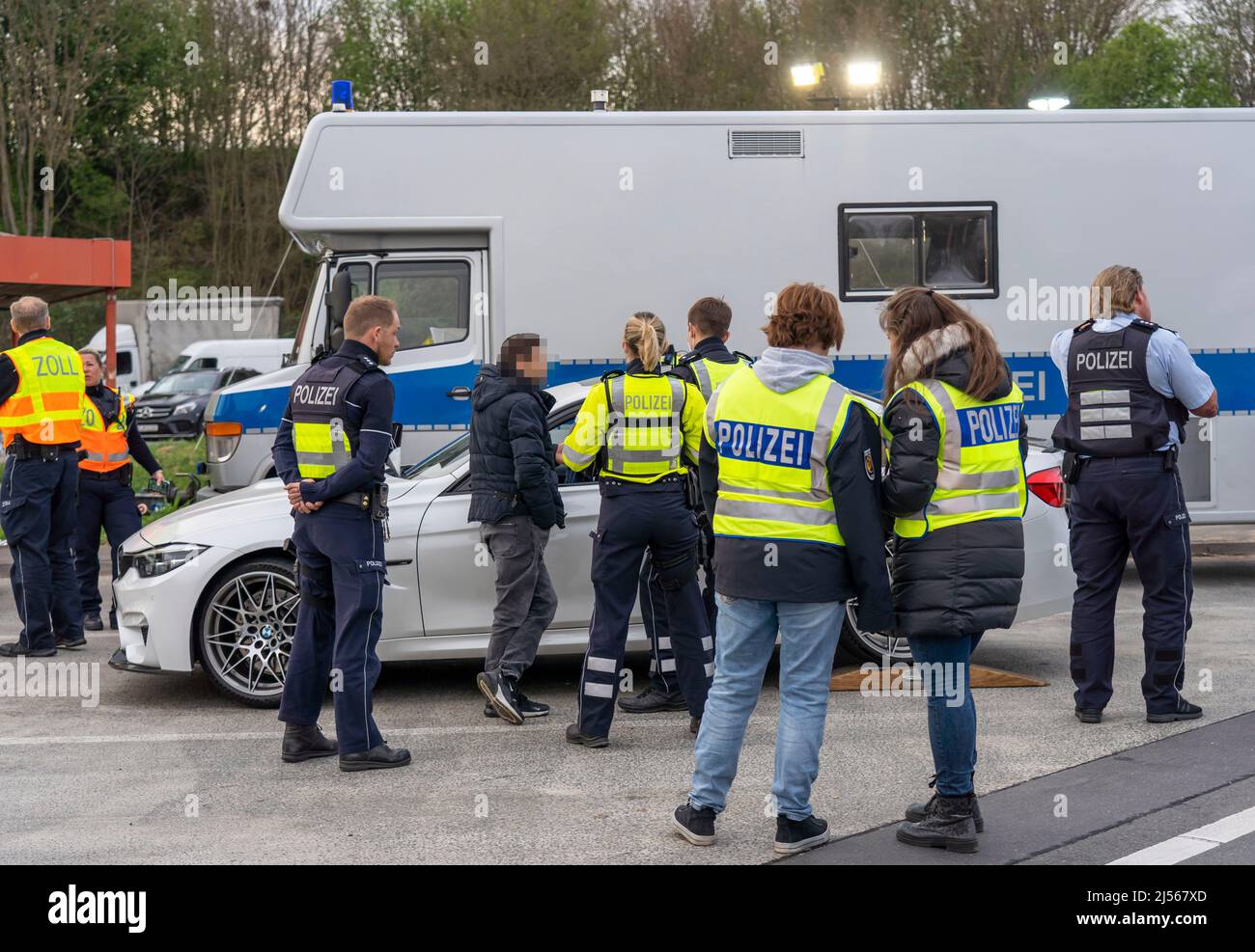 Contrôle conjoint des douanes et de la police, sur l'autoroute A3, en direction de Cologne, dans la zone de repos de Stindertal, contrôle de la contrebande, du vol, de la drogue et des Banque D'Images