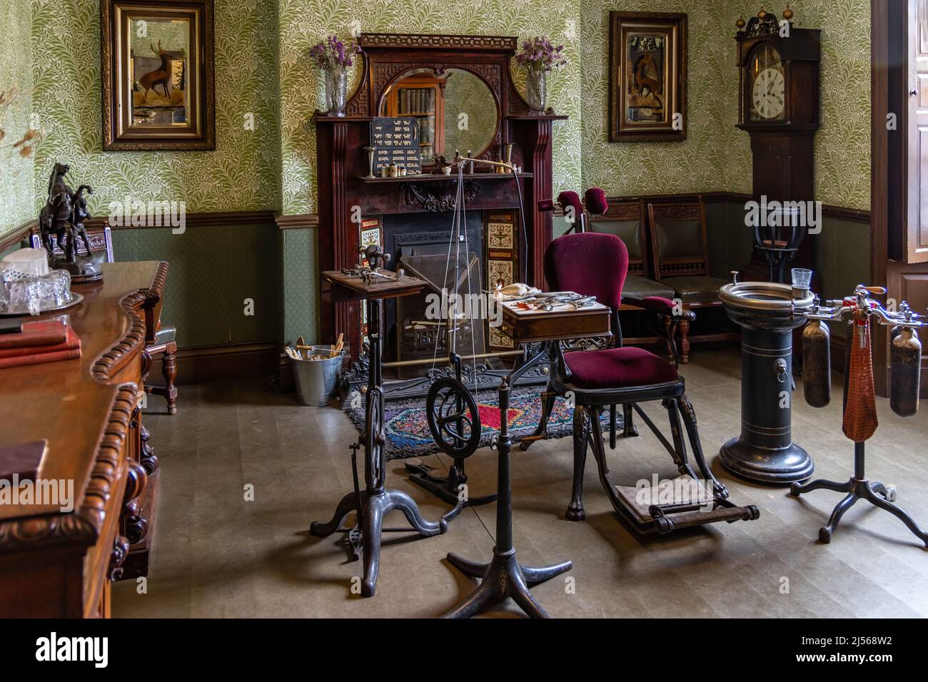 Intérieur de la chirurgie dentaire à Ravensworth Terrace en 1900s ville au Beamish Open Air Museum, près de Stanley dans le comté de Durham Banque D'Images