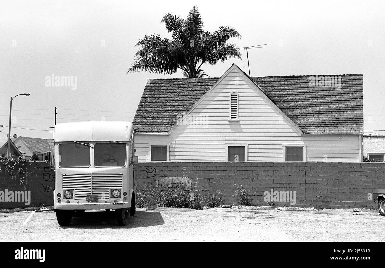 Paysage urbain noir et blanc avec camion et maison à Los Angeles, CA, Banque D'Images