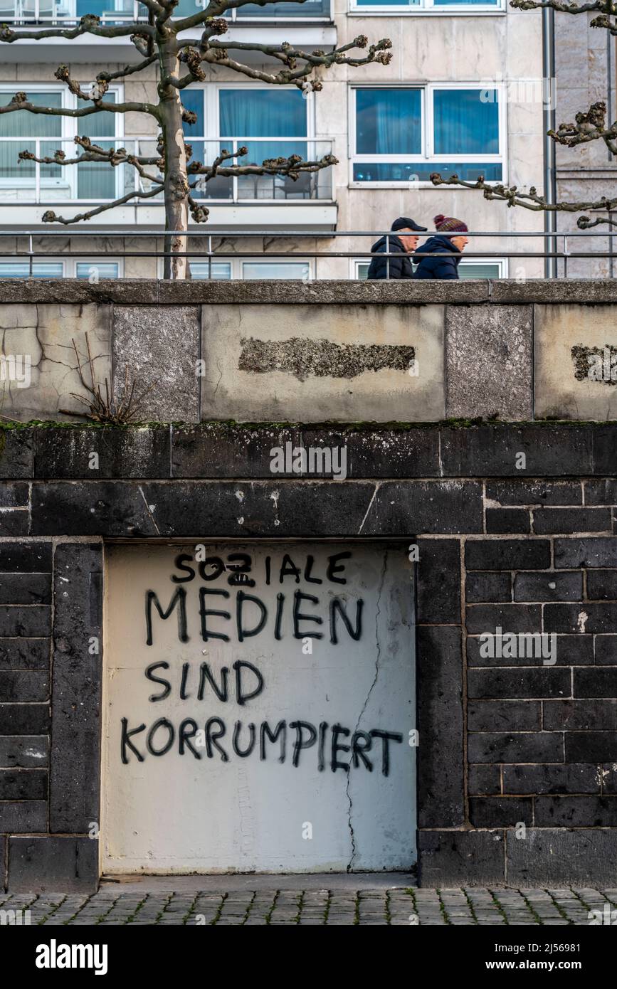 Graffiti, slogan, dire, sur un mur de l'Altstadtufer à Düsseldorf, les médias sociaux sont corrompus, la critique, la corruption, Banque D'Images