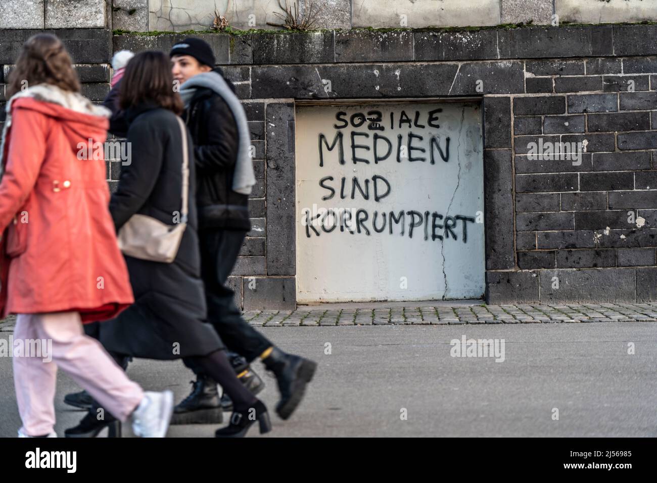 Graffiti, slogan, dire, sur un mur de l'Altstadtufer à Düsseldorf, les médias sociaux sont corrompus, la critique, la corruption, Banque D'Images