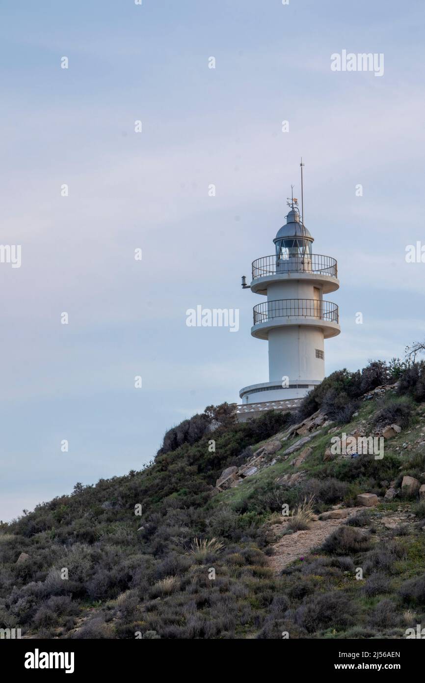 Coucher de soleil sur le phare de Cabo Huertas à Sant Joan, Alicante, Espagne Banque D'Images