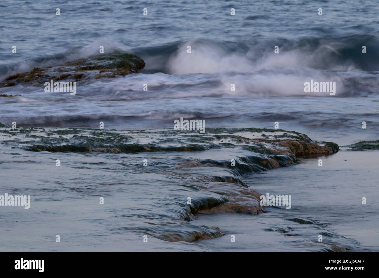 Soirée à la plage de Cabo de las huertas, mer méditerranée, Alicante, Espagne. La technique utilisée - longue exposition Banque D'Images