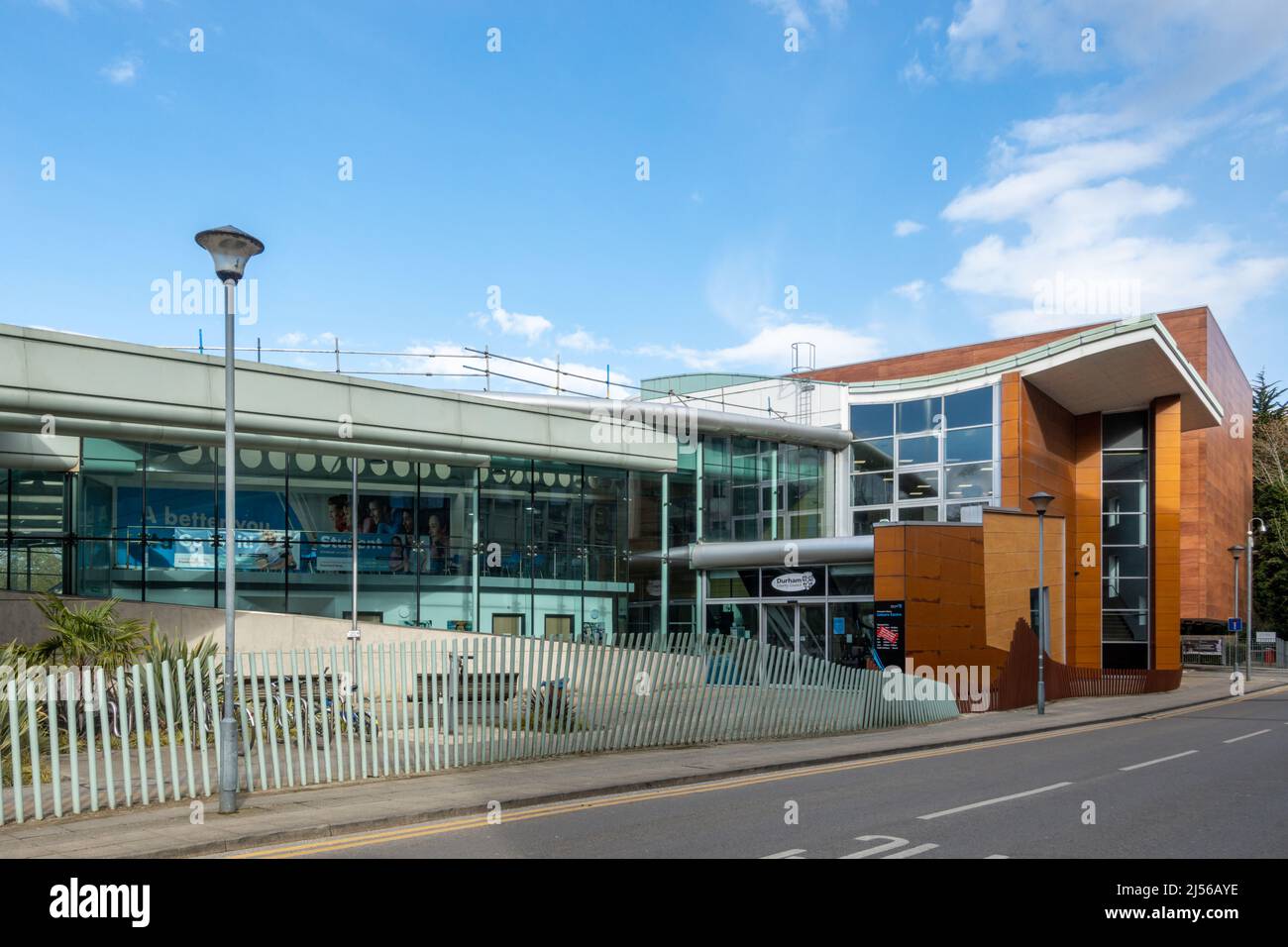 Freemans Quay Leisure Centre building, Durham, England, UK. Architectes - William Saunders. Banque D'Images