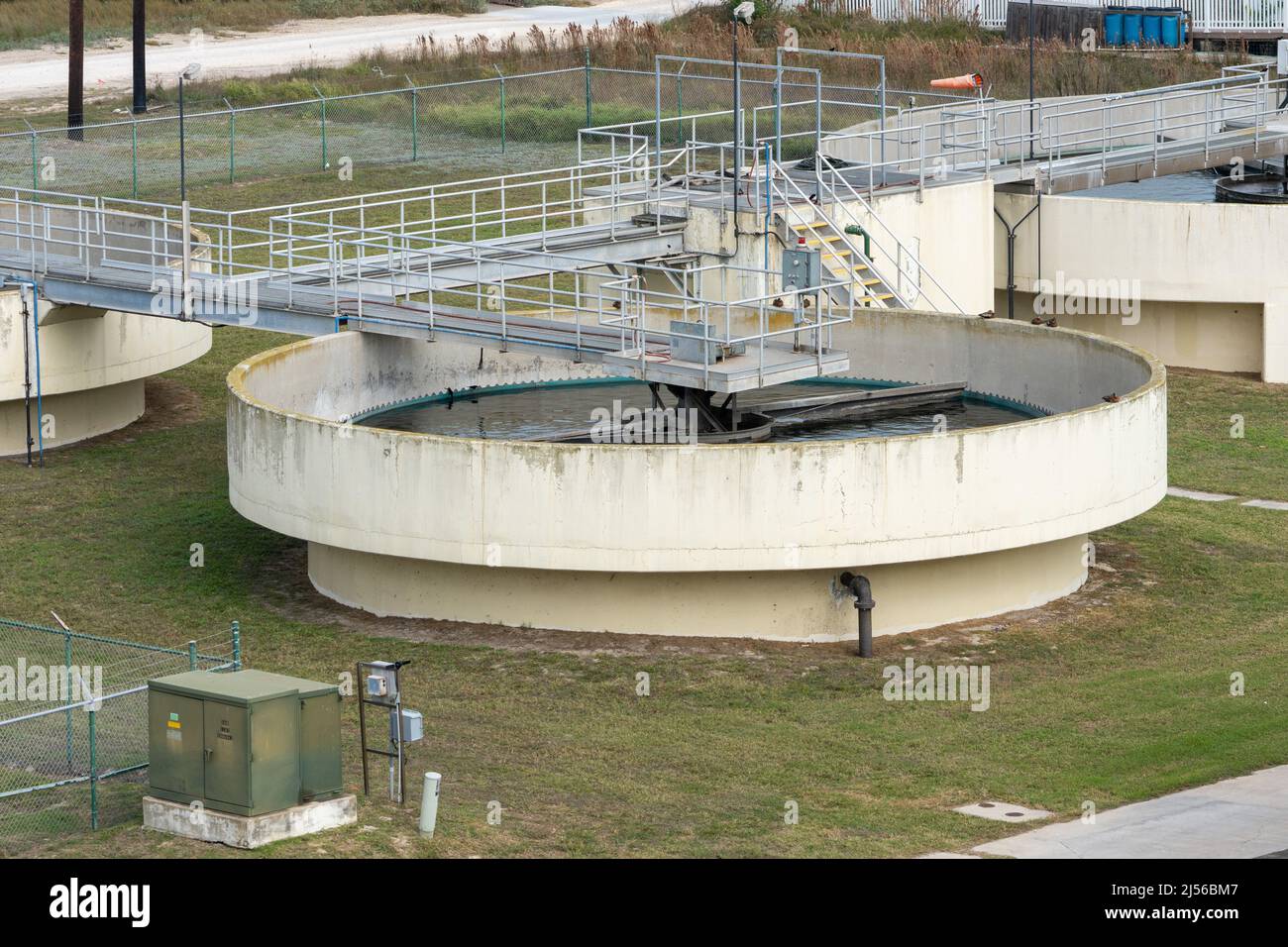 Les clarificateurs séparent les liquides des solides en suspension dans les eaux usées oxygénées d'une usine de traitement des eaux usées. Banque D'Images
