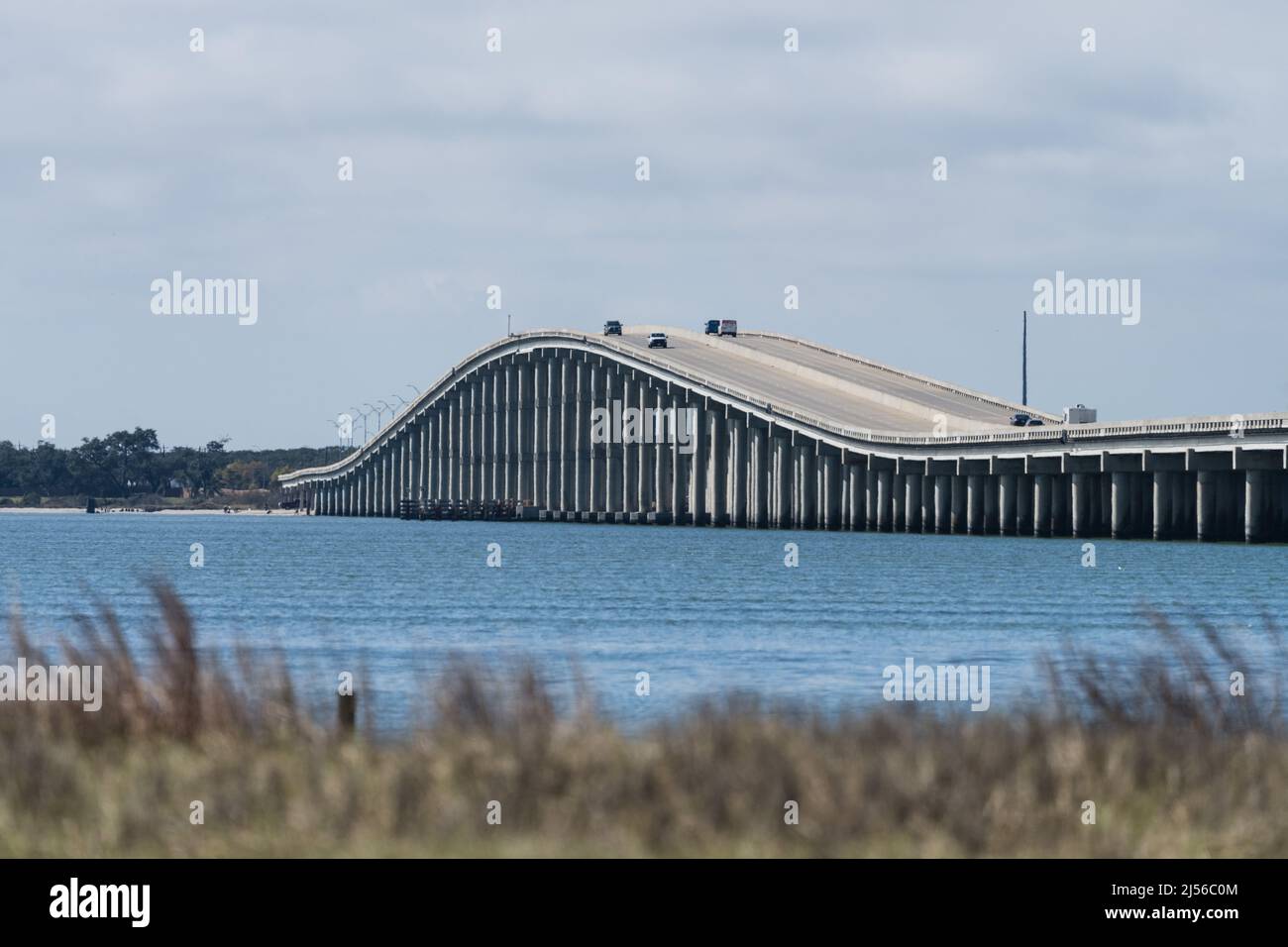 Le Lyndon B. Johnson Causeway au-dessus de la coupe entre CopweenCopano Bay et Aransas Bay, entre Rockport et Lamar, Texas. Banque D'Images