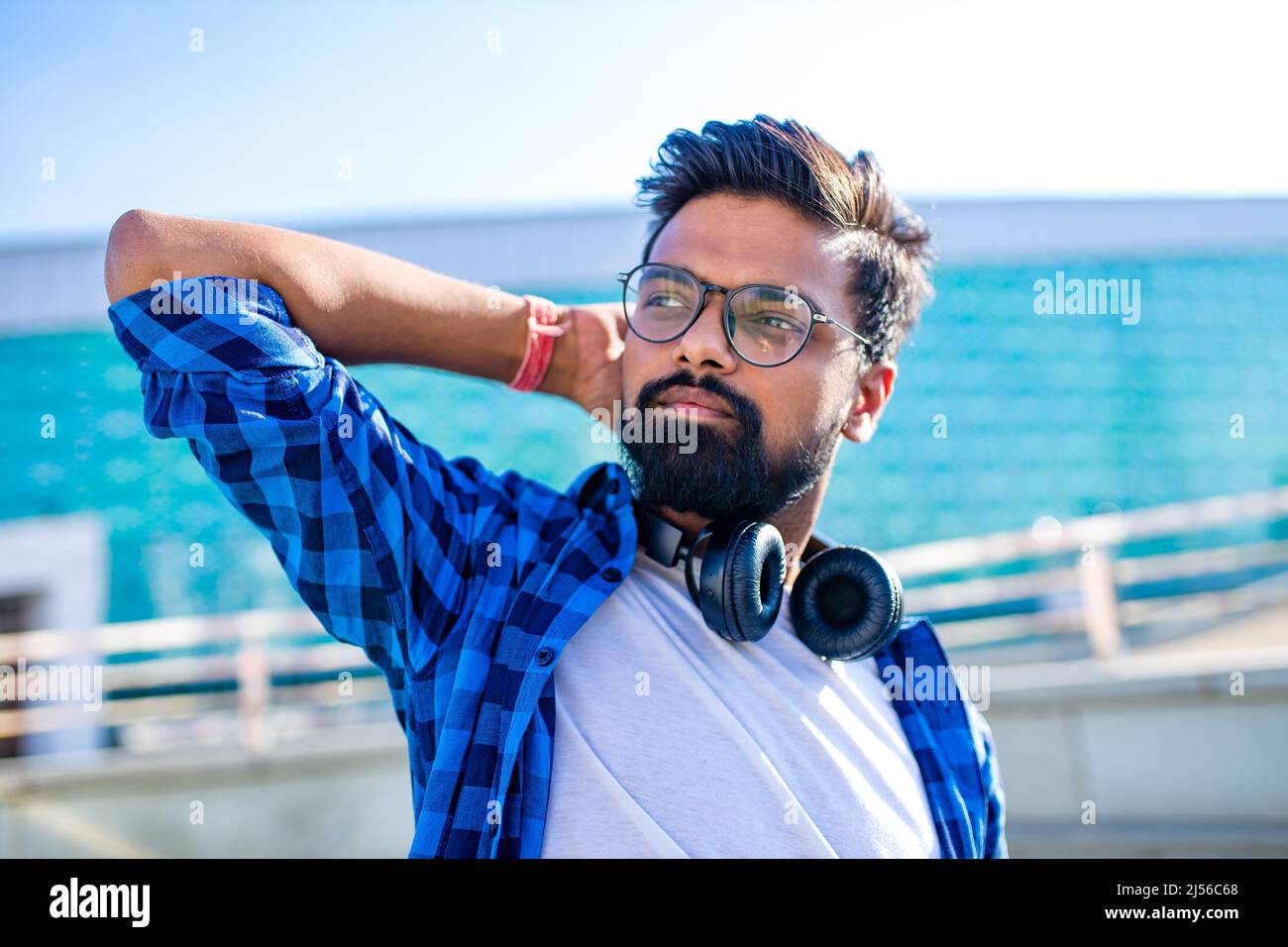beau brunette barbu homme arabe écoutez les musiques de la rue en plein air Banque D'Images