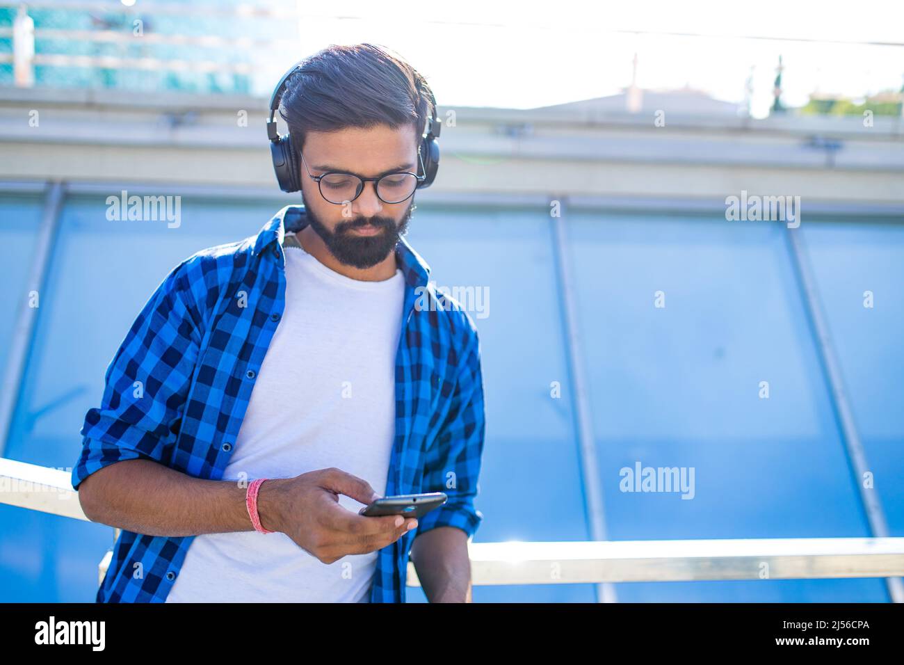 beau brunette barbu homme arabe écoutez les musiques de la rue en plein air Banque D'Images