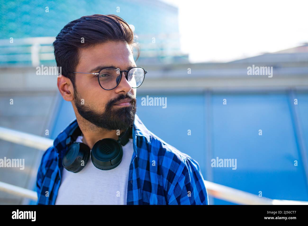 beau brunette barbu homme arabe écoutez les musiques de la rue en plein air Banque D'Images