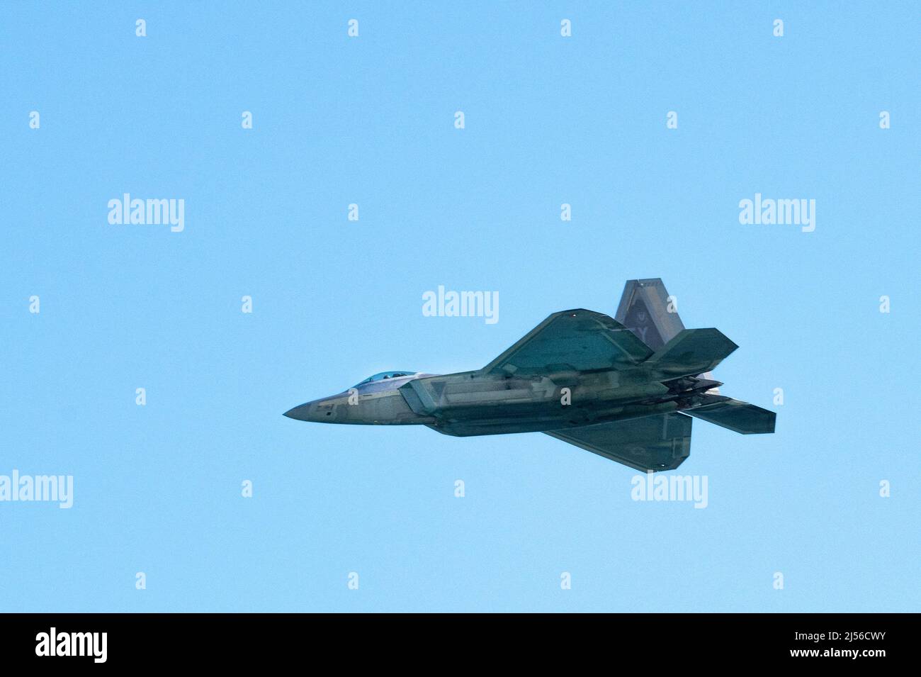 Un F-22 Raptor affecté au 43d Fighter Squadron, Tyndall AFB, Fla, vole pendant la cérémonie du 80th anniversaire de Doolittle Raiders, le 18 avril 2022, à l’île Okaloosa. Le lieutenant général de la Force aérienne des États-Unis, Jim Swlife, commandant du Commandement des opérations spéciales de la Force aérienne et le lieutenant général de la Force aérienne des États-Unis, Brad Webb, commandant du Commandement de l'éducation et de l'entraînement aériens (AETC), ont procédé à un examen aérien en l'honneur des membres des Raiders de Doolittle. (É.-U. Photo de la Force aérienne par le premier Airman Jonathan Valdes Montijo) Banque D'Images